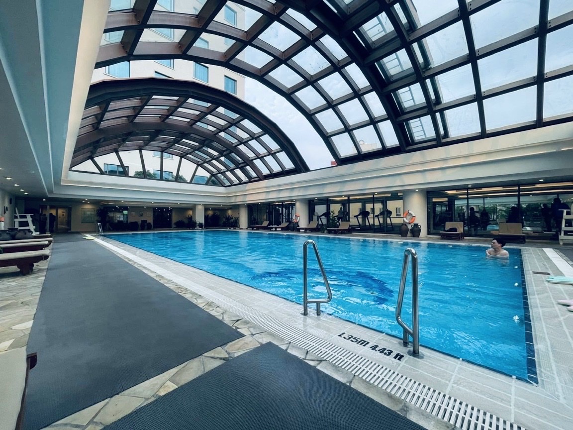 ỨNG DỤNG CỦA TẤM NHỰA POLYCARBONATE Mái bể bơi