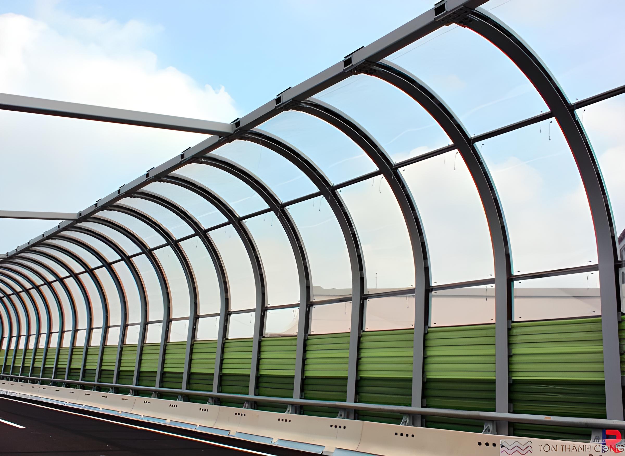 ỨNG DỤNG CỦA TẤM NHỰA POLYCARBONATE Tấm chống ồn đường cao tốc