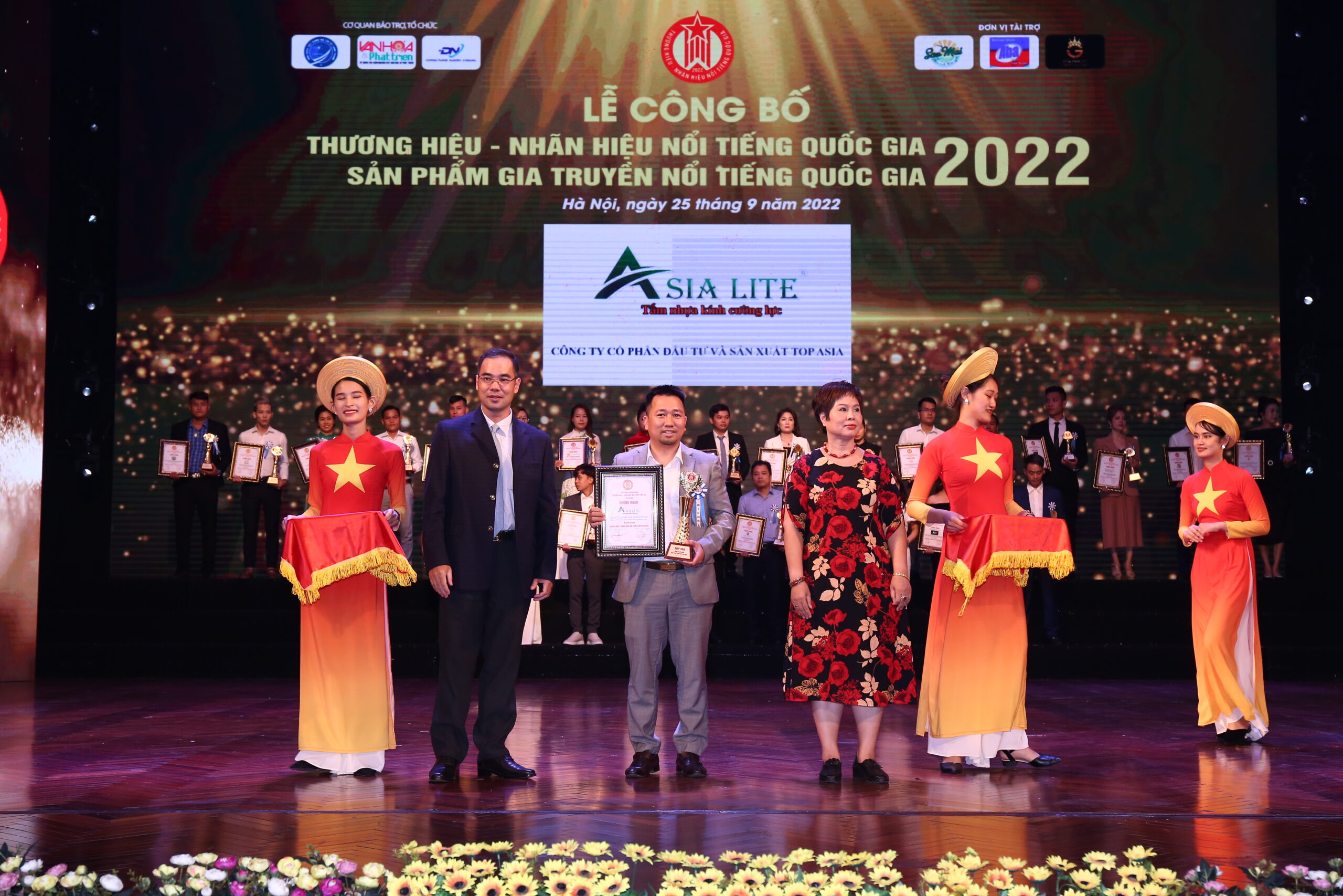 TẤM NHỰA KÍNH CƯỜNG LỰC ASIA LITE - TOP 100 THƯƠNG HIỆU - NHÃN HIỆU NỔI TIẾNG QUỐC GIA 2022 Anh Đào Mạnh Cường - Chủ tịch công ty nhận cup và giấy chứng nhận TOP 100