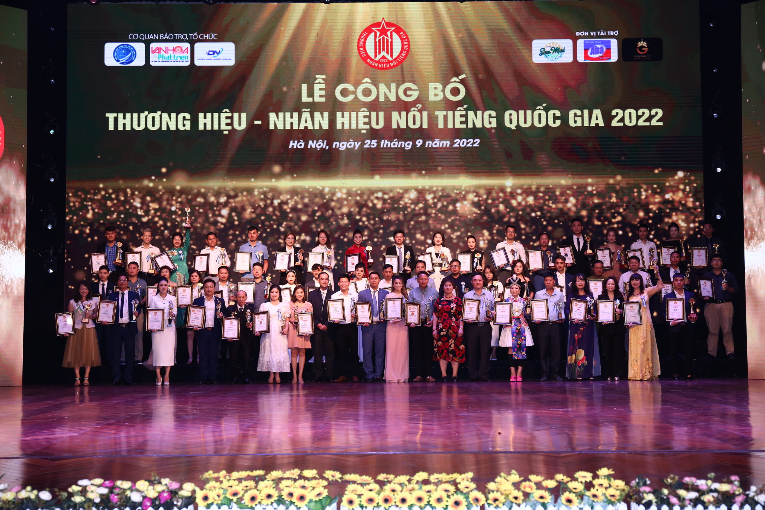 TẤM NHỰA KÍNH CƯỜNG LỰC ASIA LITE - TOP 100 THƯƠNG HIỆU - NHÃN HIỆU NỔI TIẾNG QUỐC GIA 2022 Anh Đào Mạnh Cường - Chủ tịch công ty nhận cup và giấy chứng nhận TOP 100