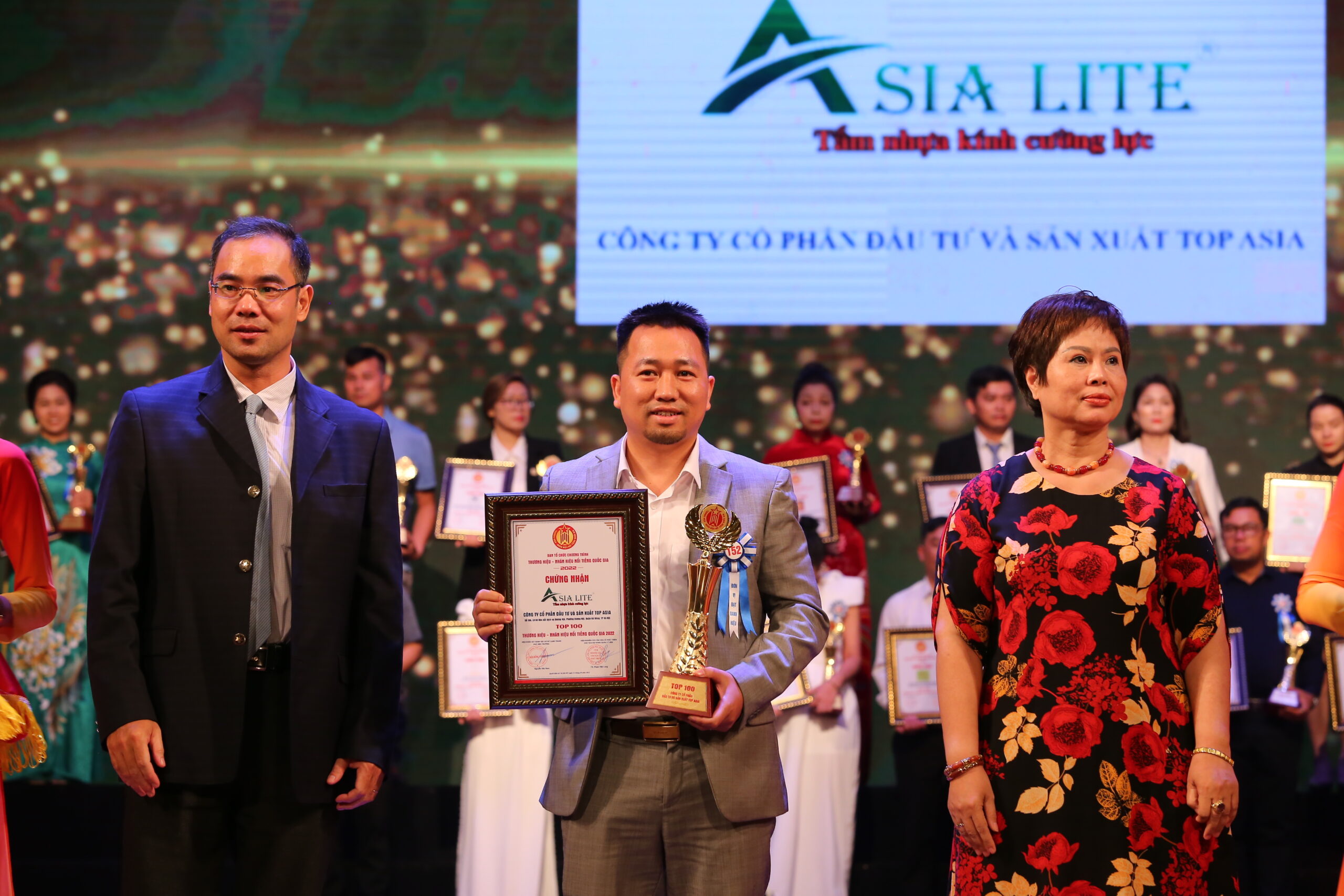 TẤM NHỰA KÍNH CƯỜNG LỰC ASIA LITE - TOP 100 THƯƠNG HIỆU - NHÃN HIỆU NỔI TIẾNG QUỐC GIA 2022 Anh Đào Mạnh Cường - Chủ Tịch công ty nhận cup và giấy chứng nhận TOP 100