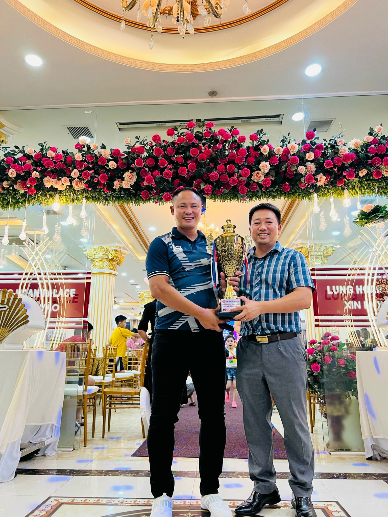 TẤM NHỰA KÍNH CƯỜNG LỰC ASIA LITE | ĐỒNG HÀNH CÙNG TRUNG TÂM ĐÀO TẠO BÓNG ĐÁ TRẺ TBS Anh Đào Mạnh Cường (bên phải) - Chủ Tịch Công Ty CP Đầu Tư & Sản Xuất TOP ASIA có mặt tại buổi gala 2/9 chúc mừng chiến thắng của toàn đội và vinh danh những bạn học viên xuất sắc trúng tuyển vào các Học Viện bóng đá lớn.