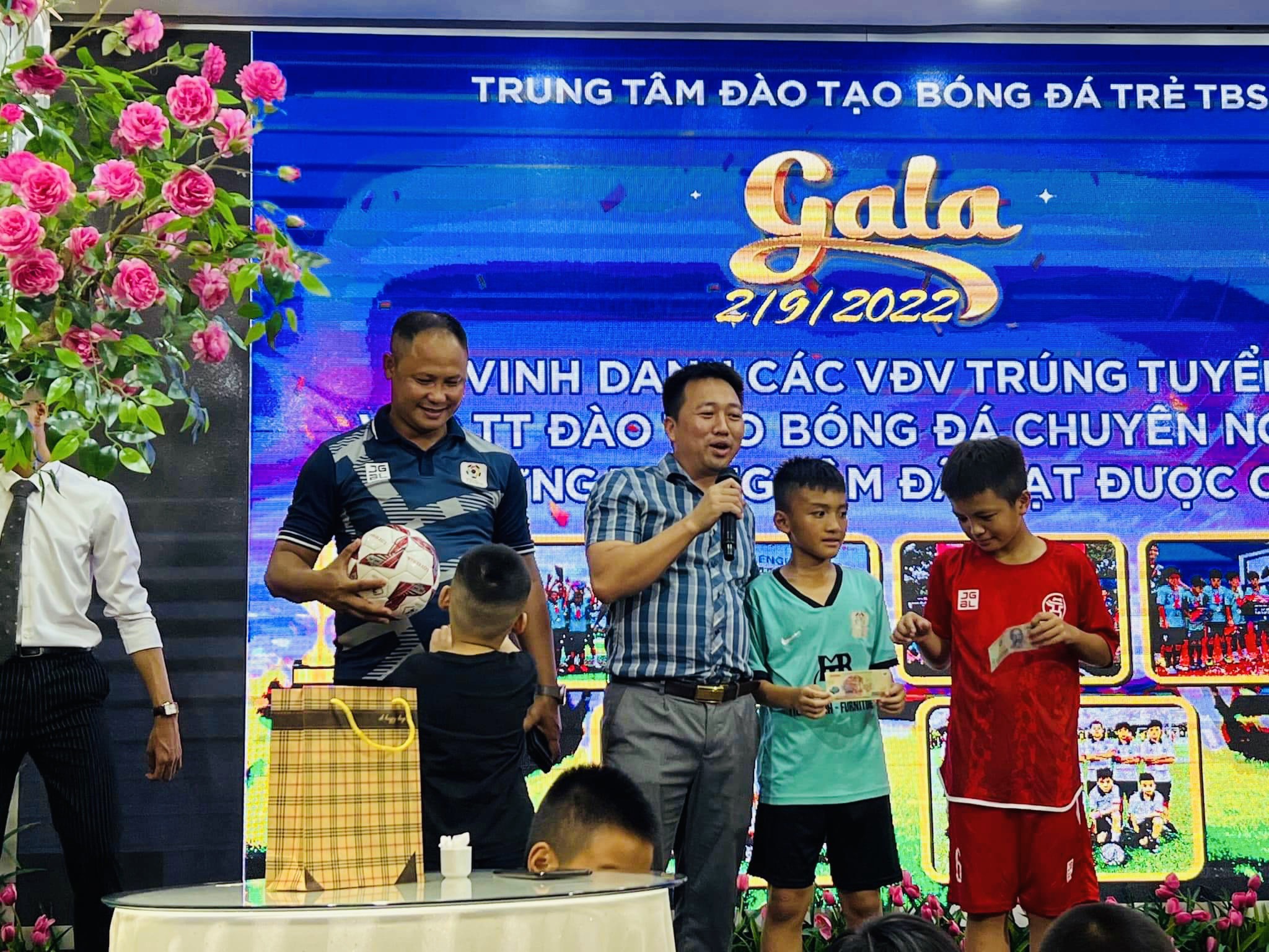 TẤM NHỰA KÍNH CƯỜNG LỰC ASIA LITE | ĐỒNG HÀNH CÙNG TRUNG TÂM ĐÀO TẠO BÓNG ĐÁ TRẺ TBS Anh Đào Mạnh Cường - Chủ Tịch Công Ty CP Đầu Tư & Sản Xuất TOP ASIA có mặt tại buổi gala 2/9 chúc mừng chiến thắng của toàn đội và vinh danh những bạn học viên xuất sắc trúng tuyển vào các Học Viện bóng đá lớn.