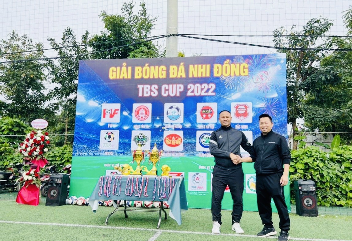TẤM NHỰA KÍNH CƯỜNG LỰC ASIA LITE | ĐỒNG HÀNH CÙNG TRUNG TÂM ĐÀO TẠO BÓNG ĐÁ TRẺ TBS Anh Đào Mạnh Cường - Chủ Tịch Công Ty CP Đầu Tư & Sản Xuất TOP ASIA có mặt trong lễ khai mạc Giải bóng đá Nhi Đồng TBS CUP 2022