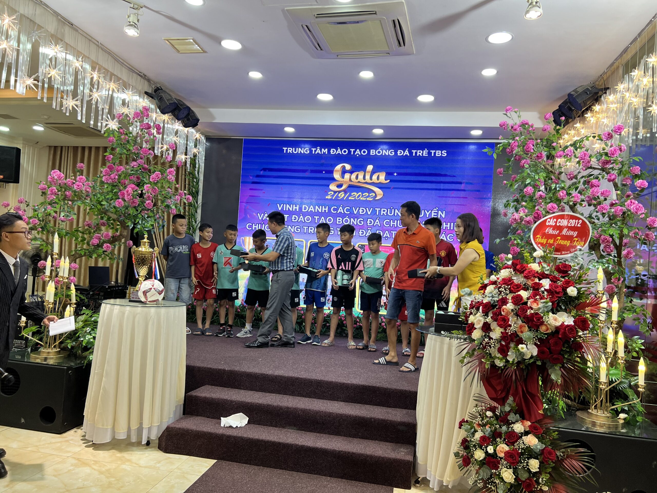 TẤM NHỰA KÍNH CƯỜNG LỰC ASIA LITE | ĐỒNG HÀNH CÙNG TRUNG TÂM ĐÀO TẠO BÓNG ĐÁ TRẺ TBS Anh Đào Mạnh Cường - Chủ Tịch Công Ty CP Đầu Tư & Sản Xuất TOP ASIA trao quà cho các bạn học viên xuất sắc trúng tuyển vào các Học Viện bóng đá lớn.