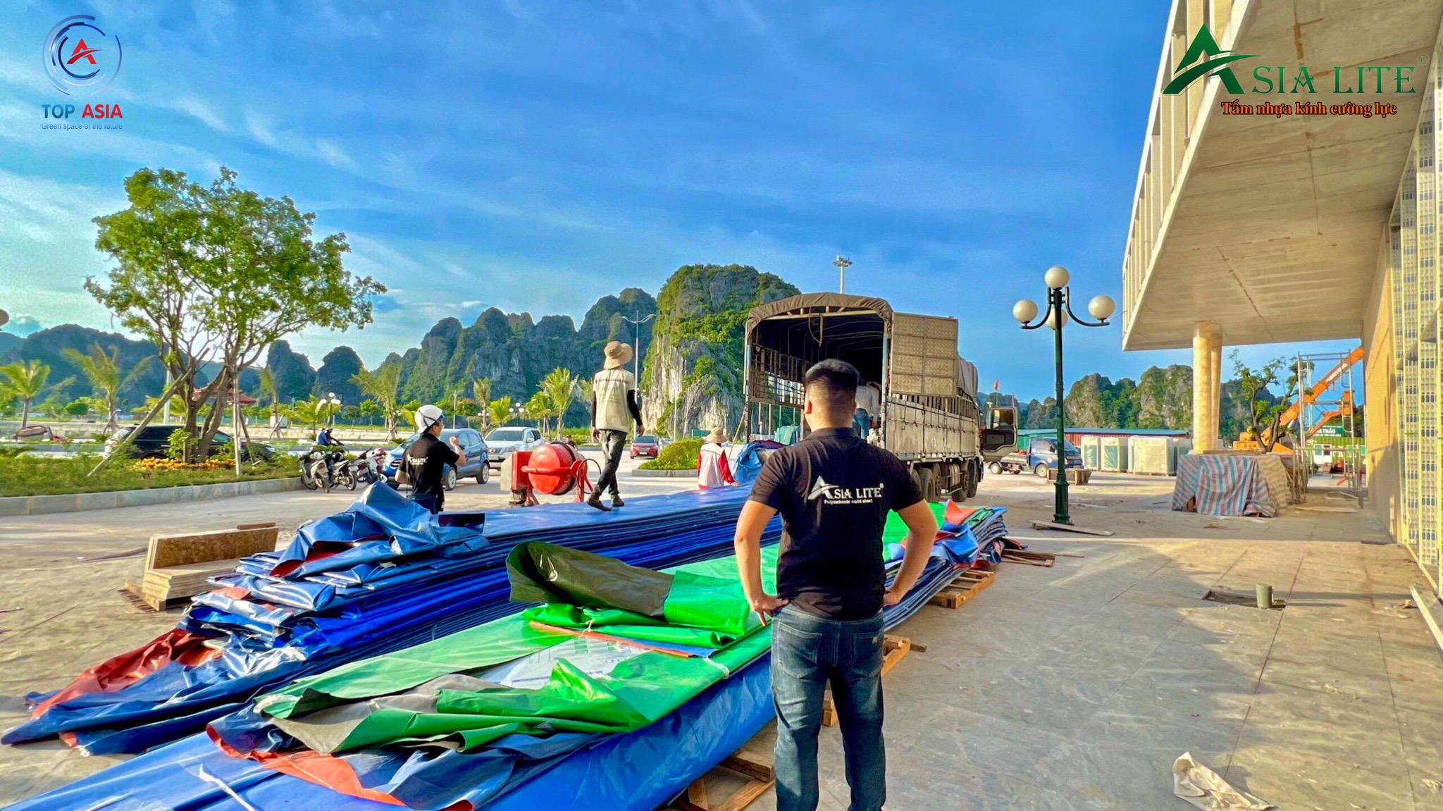 TẤM NHỰA KÍNH CƯỜNG LỰC CAO CẤP ASIA LITE | DỰ ÁN BẾN CẢNG QUỐC TẾ AO TIÊN Cán bộ công ty TOP ASIA có mặt giám sát quá trình bốc dỡ hàng hóa