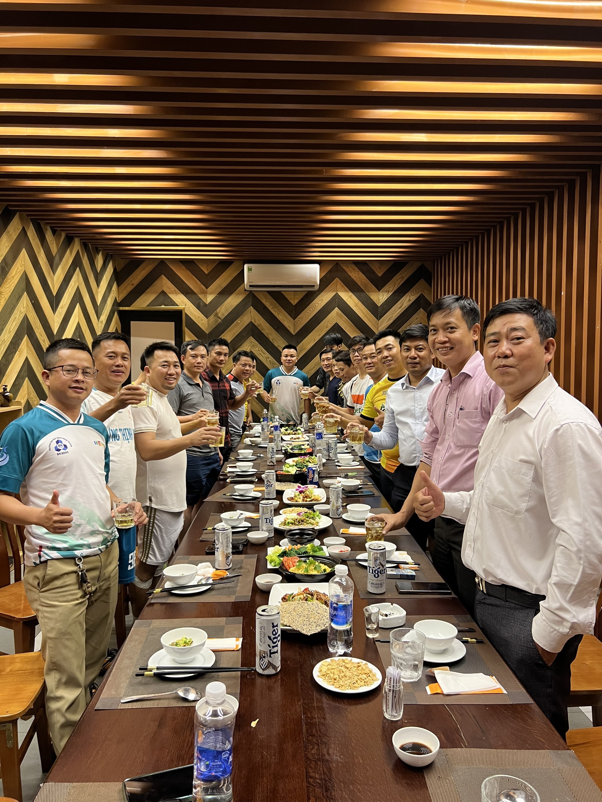 TOP ASIA - TẤM NHỰA KÍNH CƯỜNG LỰC ASIA LITE - GIAO HỮU BÓNG ĐÁ FC TOP ASIA - FC BKScons Bữa tiệc sau trận đấu