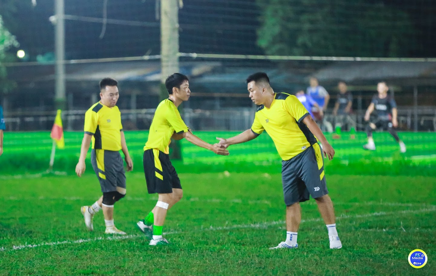 TOP ASIA - TẤM NHỰA KÍNH CƯỜNG LỰC ASIA LITE - GIAO HỮU BÓNG ĐÁ FC TOP ASIA - FC BKScons Cầu thủ TOP ASIA ăn mừng sau bàn thắng mở tỉ số