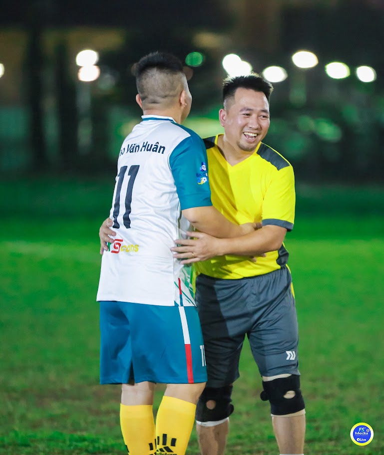 TOP ASIA - TẤM NHỰA KÍNH CƯỜNG LỰC ASIA LITE - GIAO HỮU BÓNG ĐÁ FC TOP ASIA - FC BKScons Hình ảnh đẹp giữa 2 vị chủ tịch của 2 công ty