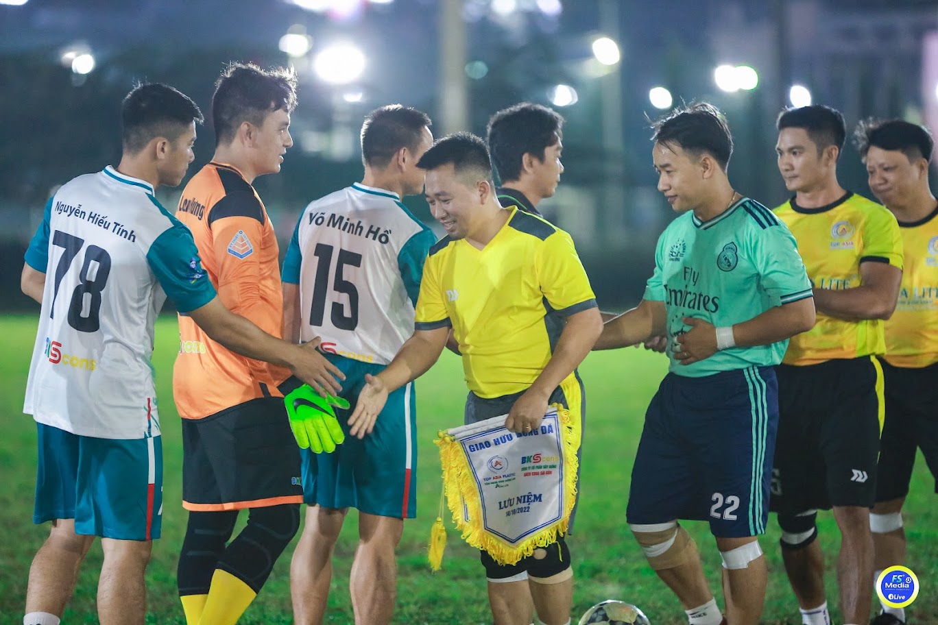 TOP ASIA - TẤM NHỰA KÍNH CƯỜNG LỰC ASIA LITE - GIAO HỮU BÓNG ĐÁ FC TOP ASIA - FC BKScons Hai đội bắt tay trước khi thi đấu