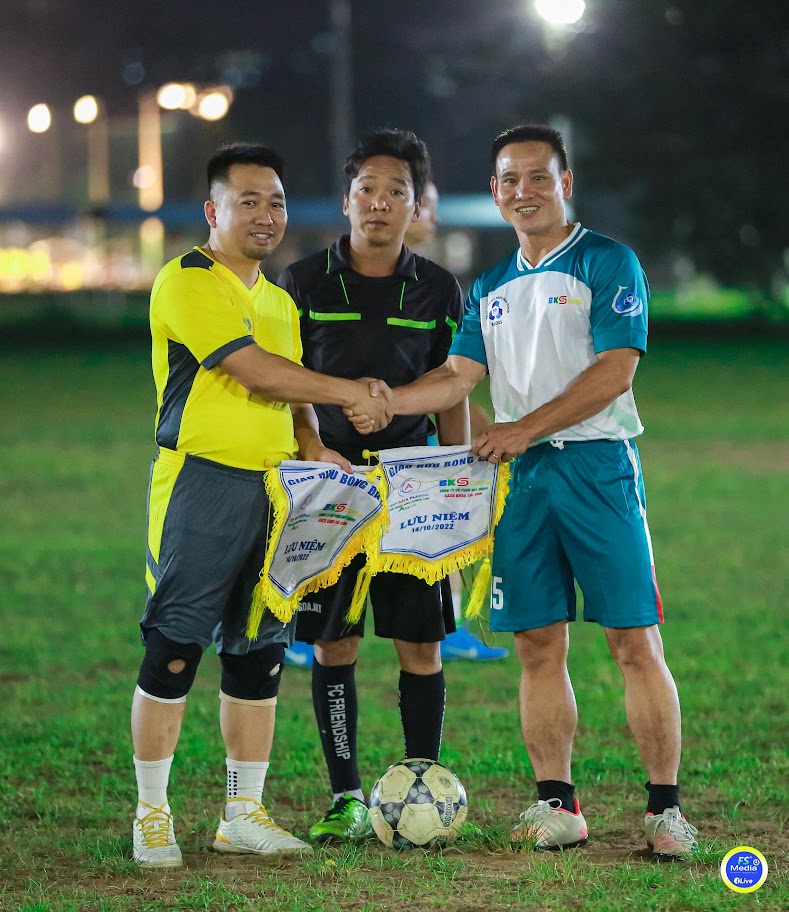 TOP ASIA - TẤM NHỰA KÍNH CƯỜNG LỰC ASIA LITE - GIAO HỮU BÓNG ĐÁ FC TOP ASIA - FC BKScons Đội trưởng 2 đội trao cờ lưu niệm