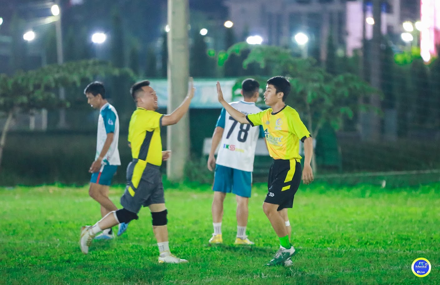 TOP ASIA - TẤM NHỰA KÍNH CƯỜNG LỰC ASIA LITE - GIAO HỮU BÓNG ĐÁ FC TOP ASIA - FC BKScons Cầu thủ TOP ASIA ăn mừng sau bàn thắng mở tỉ số