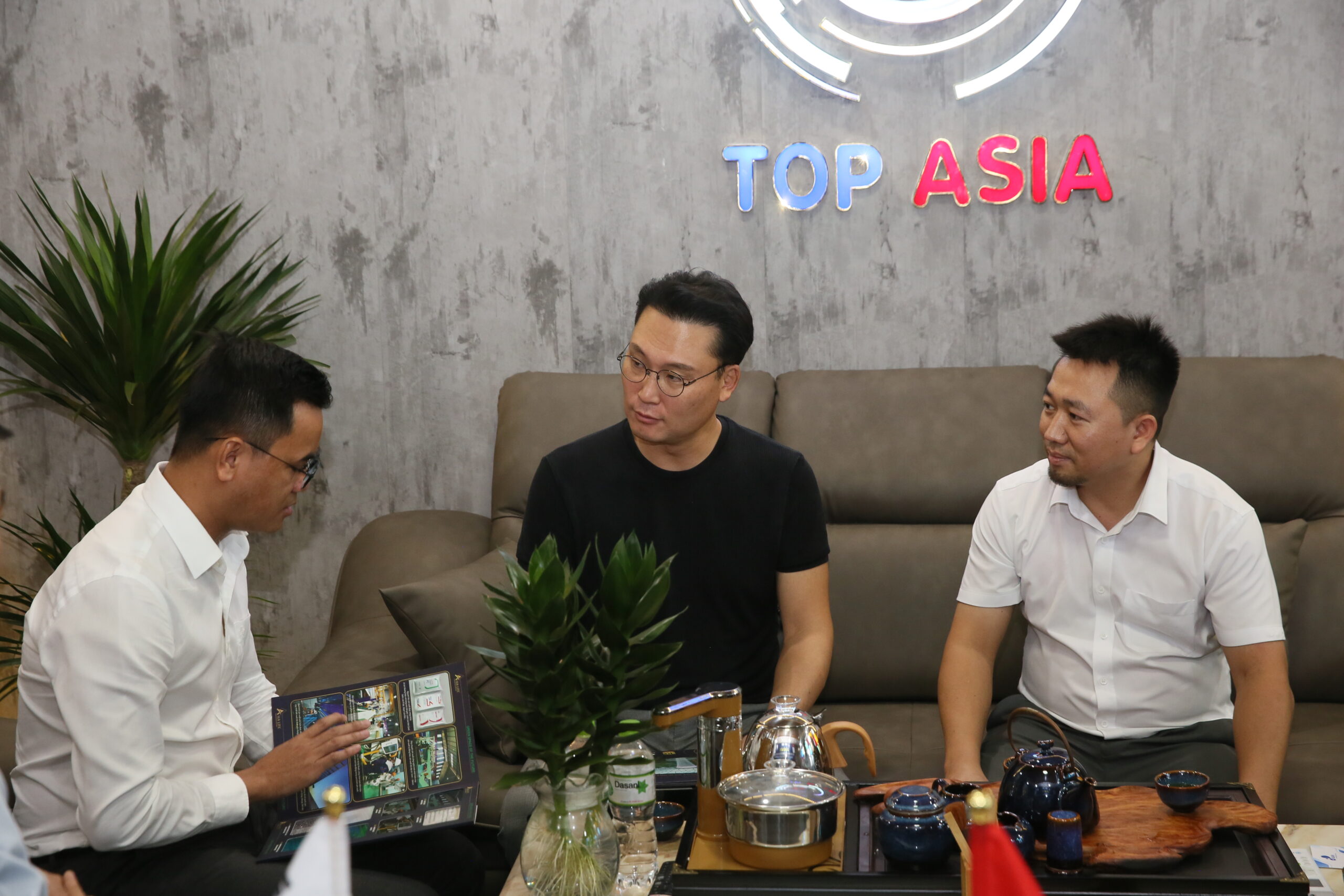 TẤM NHỰA KÍNH CƯỜNG LỰC ASIA LITE - TOP ASIA KÝ THỎA THUẬN HỢP TÁC CHIẾN LƯỢC VỚI CÔNG TY GIAN VINA Ông Kim Min Chul ( ở giữa ) - Tổng Giám Đốc GIAN VINA