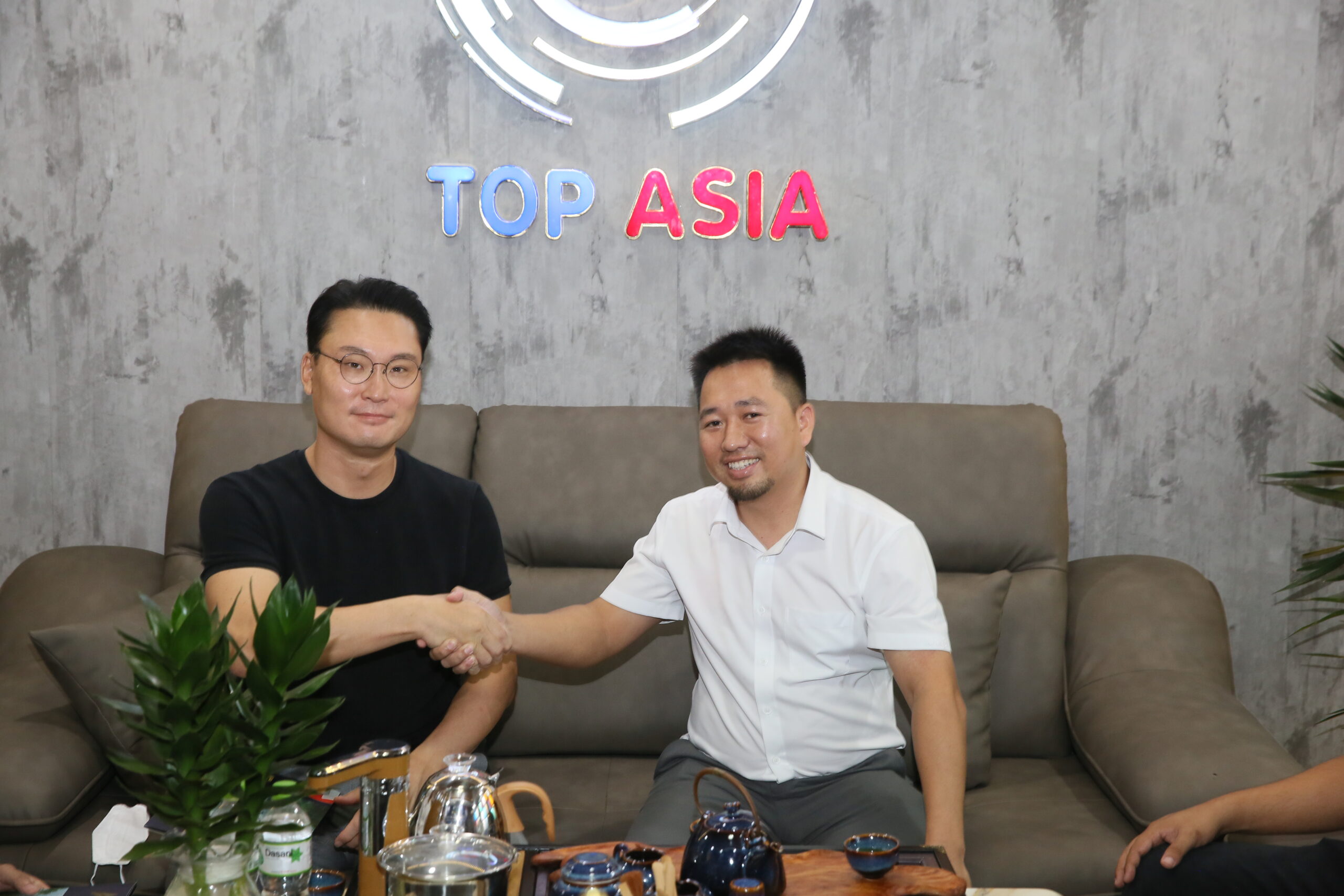 TẤM NHỰA KÍNH CƯỜNG LỰC ASIA LITE - TOP ASIA KÝ THỎA THUẬN HỢP TÁC CHIẾN LƯỢC VỚI CÔNG TY GIAN VINA Ông Đào Mạnh Cường (bên phải) - Chủ Tịch Công Ty TOP ASIA