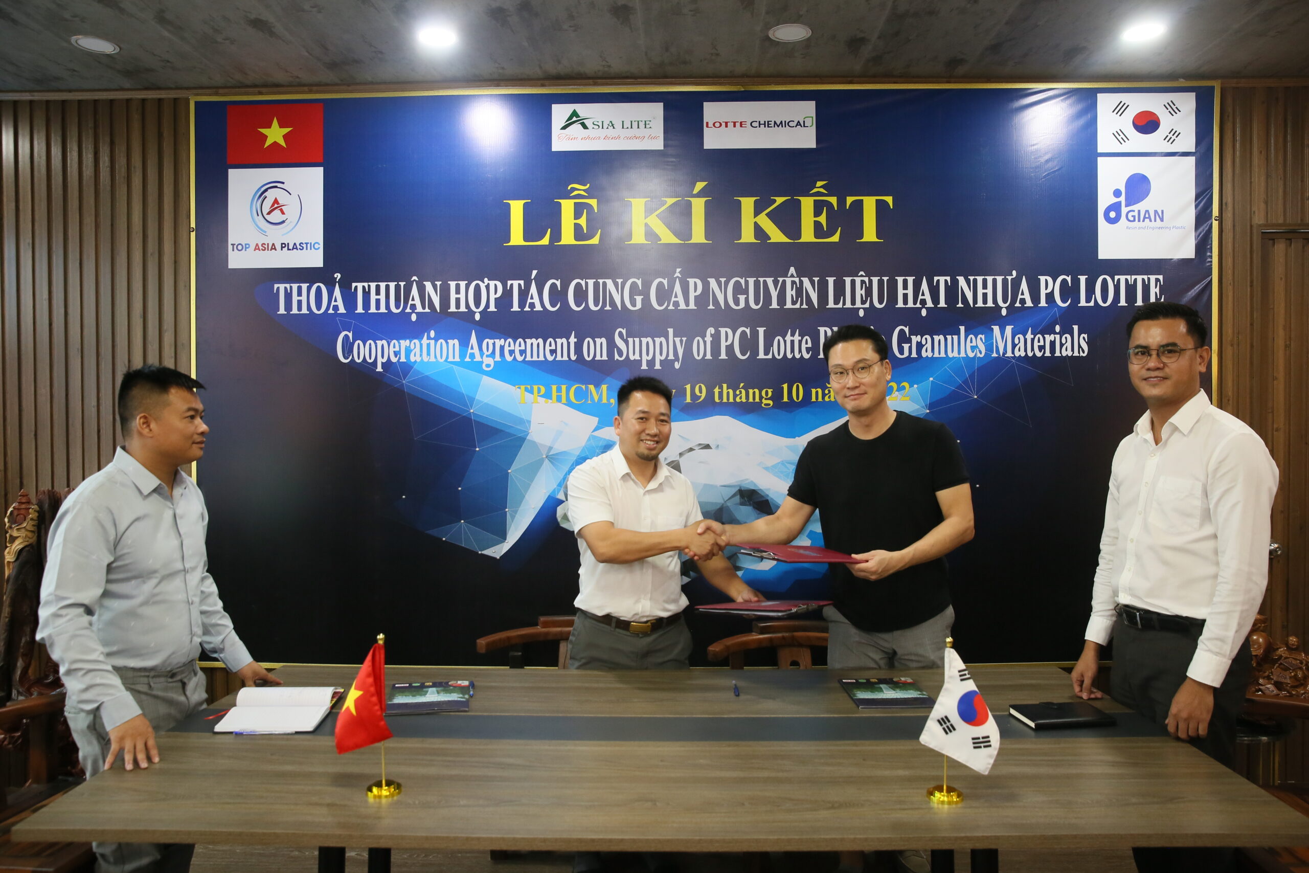TẤM NHỰA KÍNH CƯỜNG LỰC ASIA LITE - TOP ASIA KÝ THỎA THUẬN HỢP TÁC CHIẾN LƯỢC VỚI CÔNG TY GIAN VINA Đại diện 2 bên kí thỏa thuận hợp tác