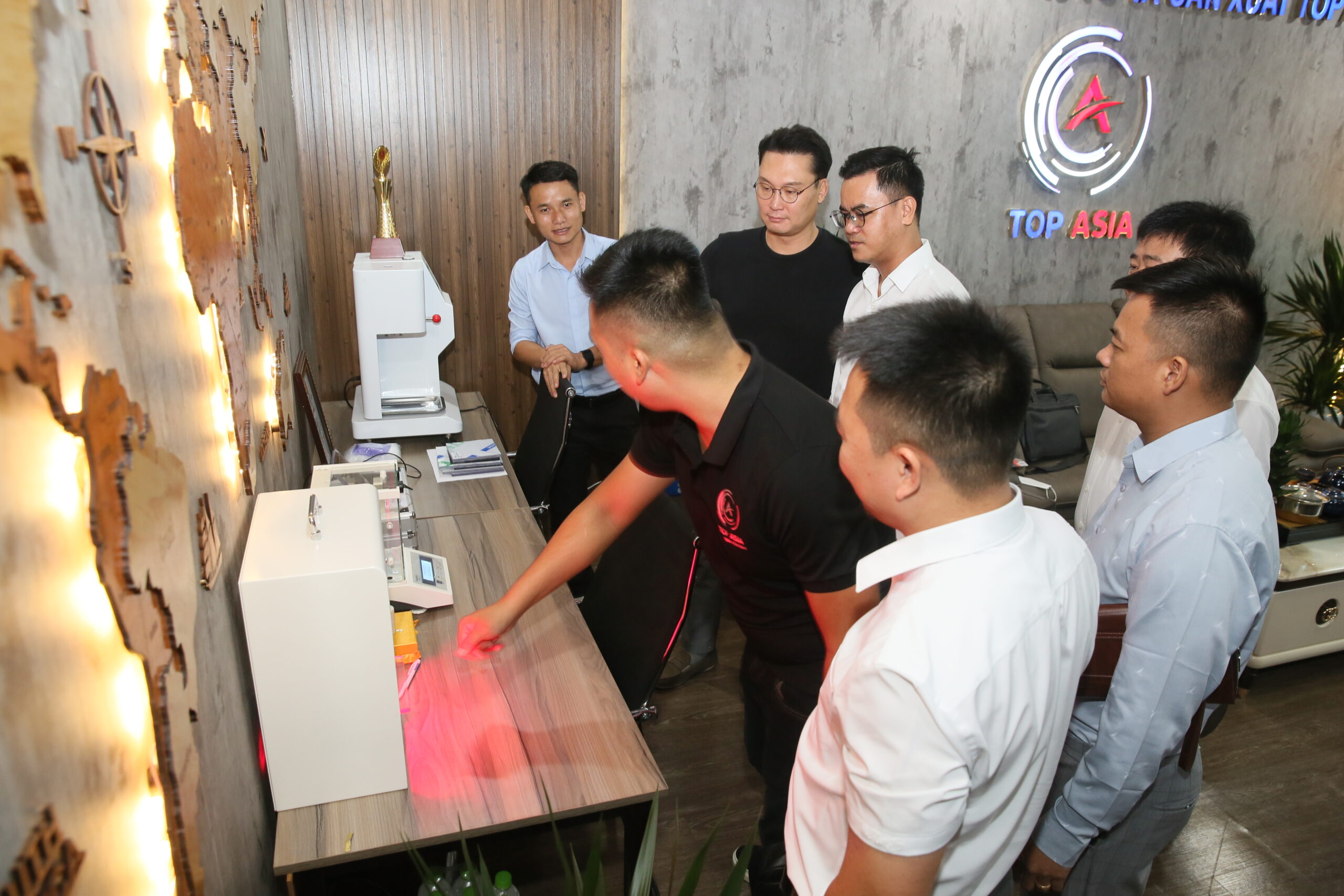 TẤM NHỰA KÍNH CƯỜNG LỰC ASIA LITE - TOP ASIA KÝ THỎA THUẬN HỢP TÁC CHIẾN LƯỢC VỚI CÔNG TY GIAN VINA Đại diện GIAN VINA tham quan phòng LAS-XD test chất lượng nguyên liệu đầu vào và chất lượng sản phẩm của TOP ASIA