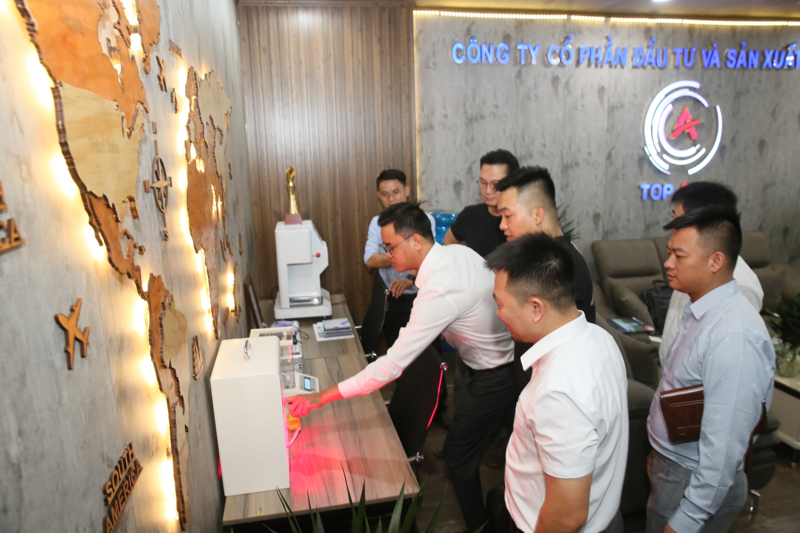 TẤM NHỰA KÍNH CƯỜNG LỰC ASIA LITE - TOP ASIA KÝ THỎA THUẬN HỢP TÁC CHIẾN LƯỢC VỚI CÔNG TY GIAN VINA Đại diện GIAN VINA tham quan phòng LAS-XD test chất lượng nguyên liệu đầu vào và chất lượng sản phẩm của TOP ASIA