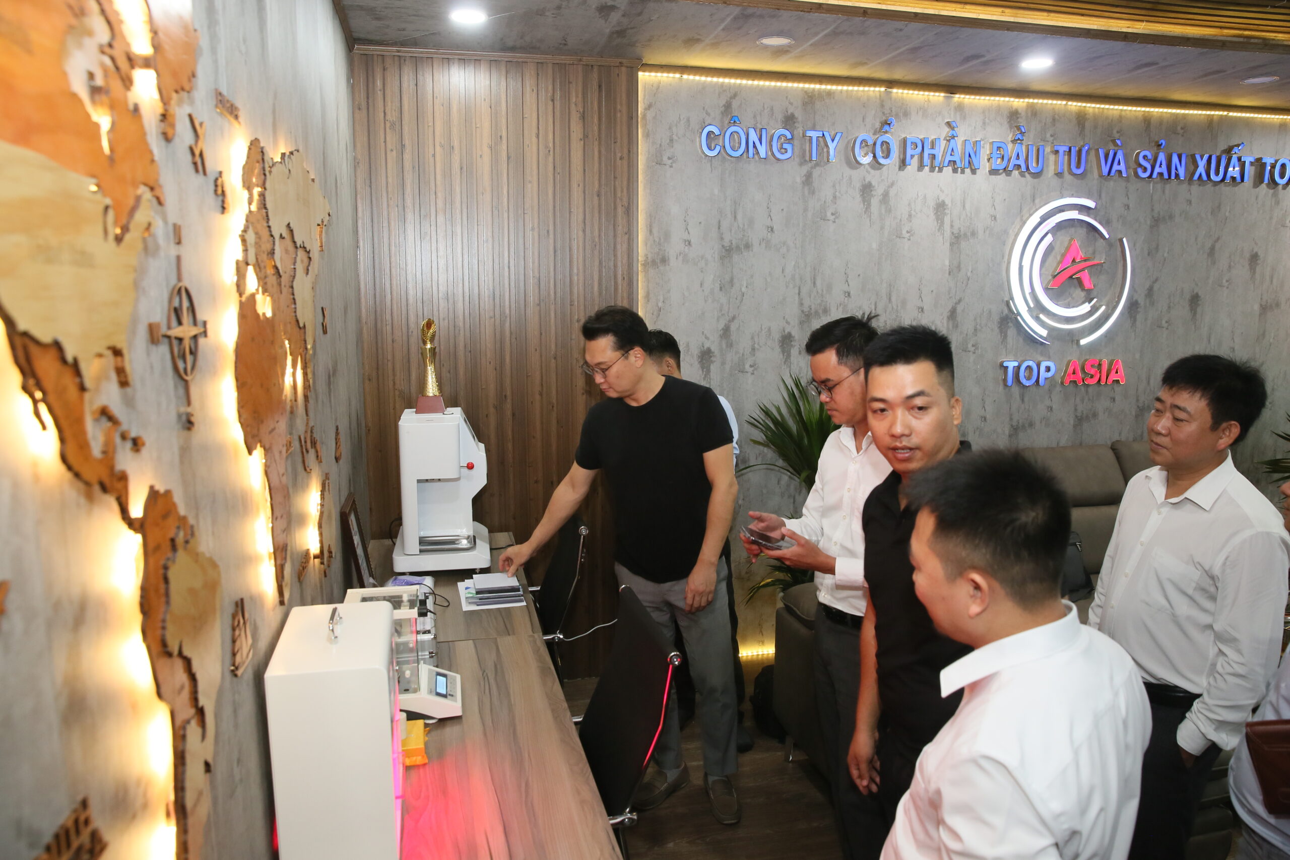 TẤM NHỰA KÍNH CƯỜNG LỰC ASIA LITE - TOP ASIA KÝ THỎA THUẬN HỢP TÁC CHIẾN LƯỢC VỚI CÔNG TY GIAN VINA Đại diện GIAN VINA tham quan phòng LAS-XD test chất lượng nguyên liệu đầu vào và chất lượng sản phẩm của TOP ASIA