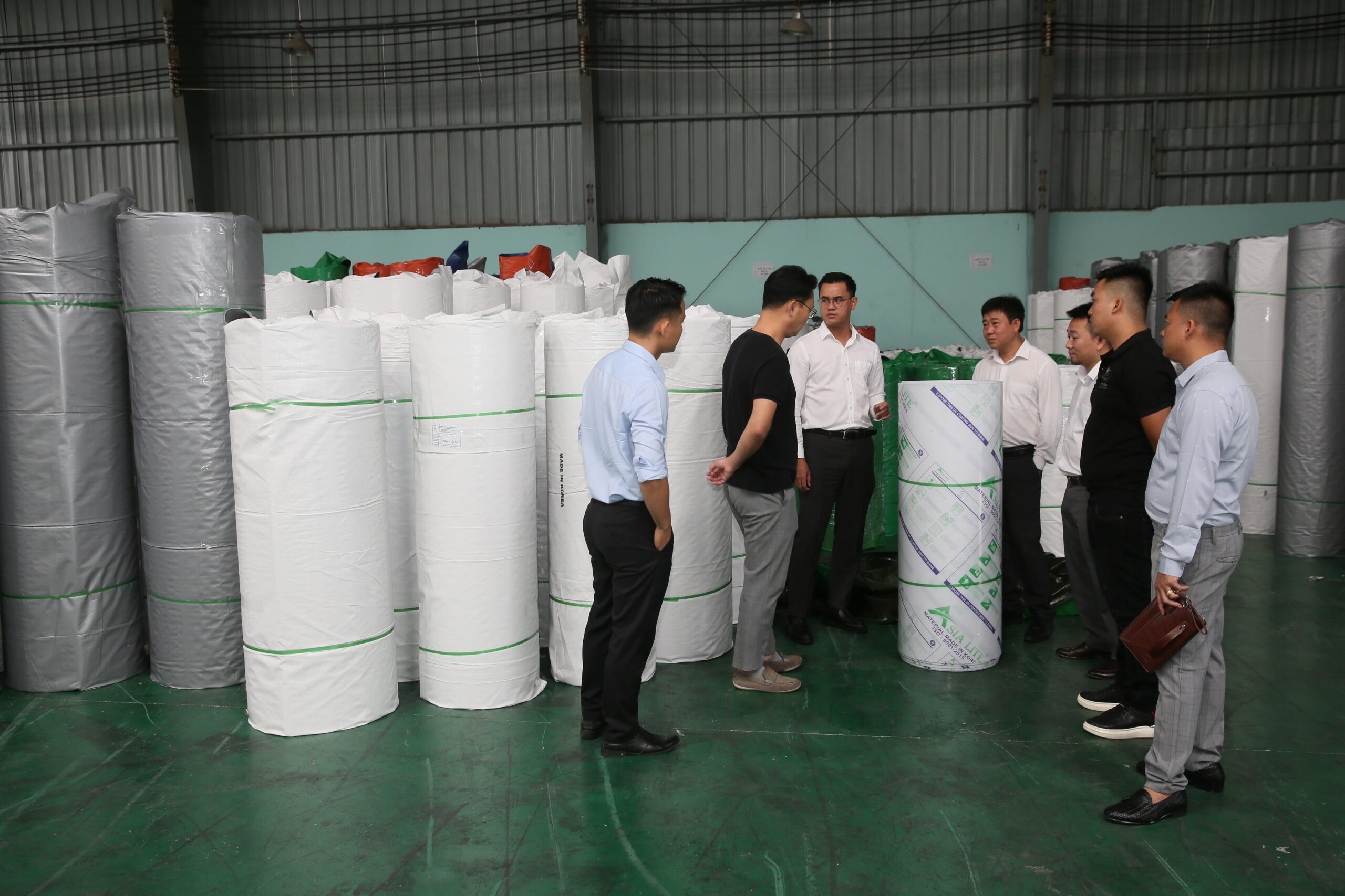 TẤM NHỰA KÍNH CƯỜNG LỰC ASIA LITE - TOP ASIA KÝ THỎA THUẬN HỢP TÁC CHIẾN LƯỢC VỚI CÔNG TY GIAN VINA Đại diện GIAN VINA tham quan và đánh giá sản phẩm Tấm Nhựa Kính Cường Lực ASIA LITE của công ty TOP ASIA