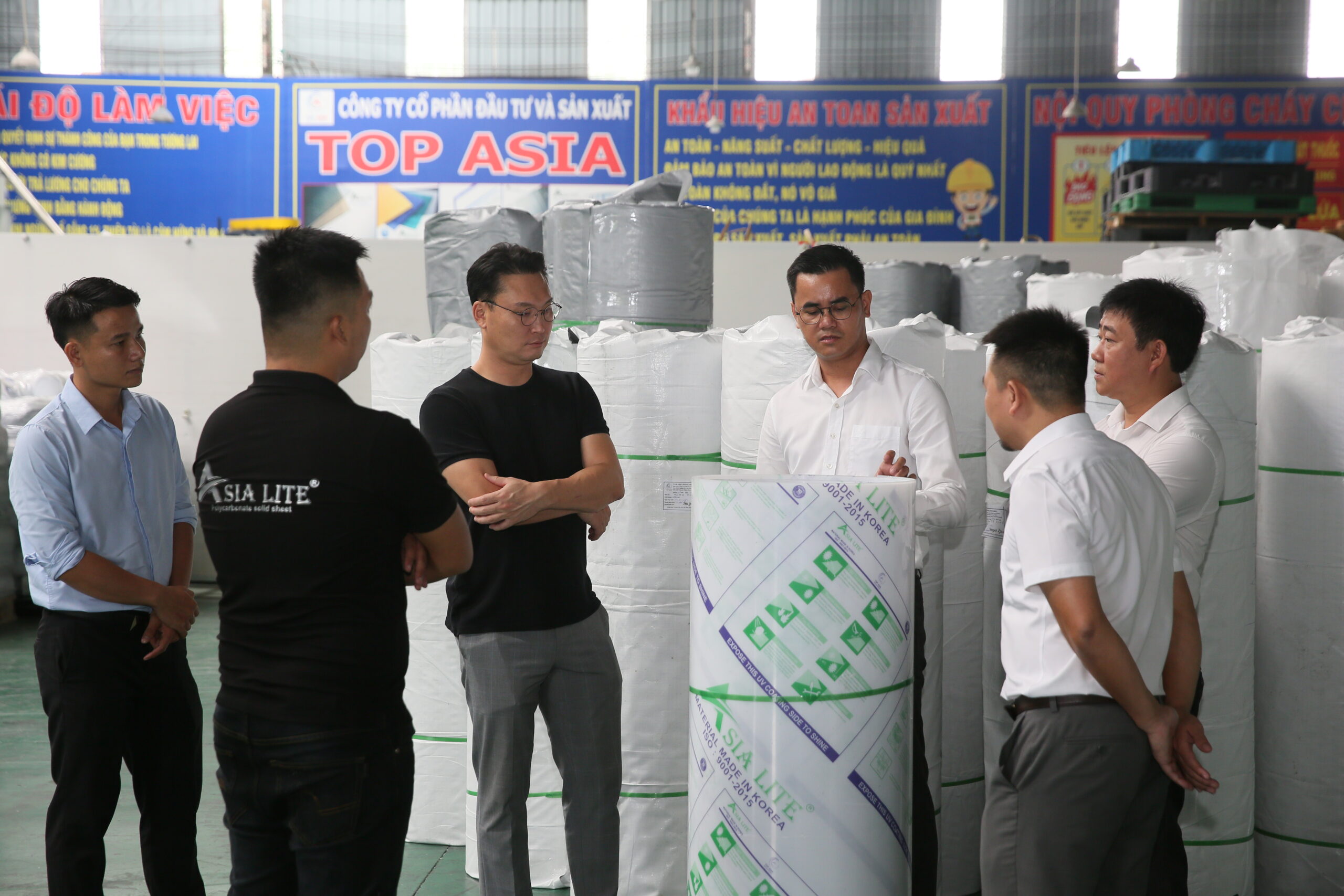 TẤM NHỰA KÍNH CƯỜNG LỰC ASIA LITE - TOP ASIA KÝ THỎA THUẬN HỢP TÁC CHIẾN LƯỢC VỚI CÔNG TY GIAN VINA Đại diện GIAN VINA tham quan và đánh giá sản phẩm Tấm Nhựa Kính Cường Lực ASIA LITE của công ty TOP ASIA