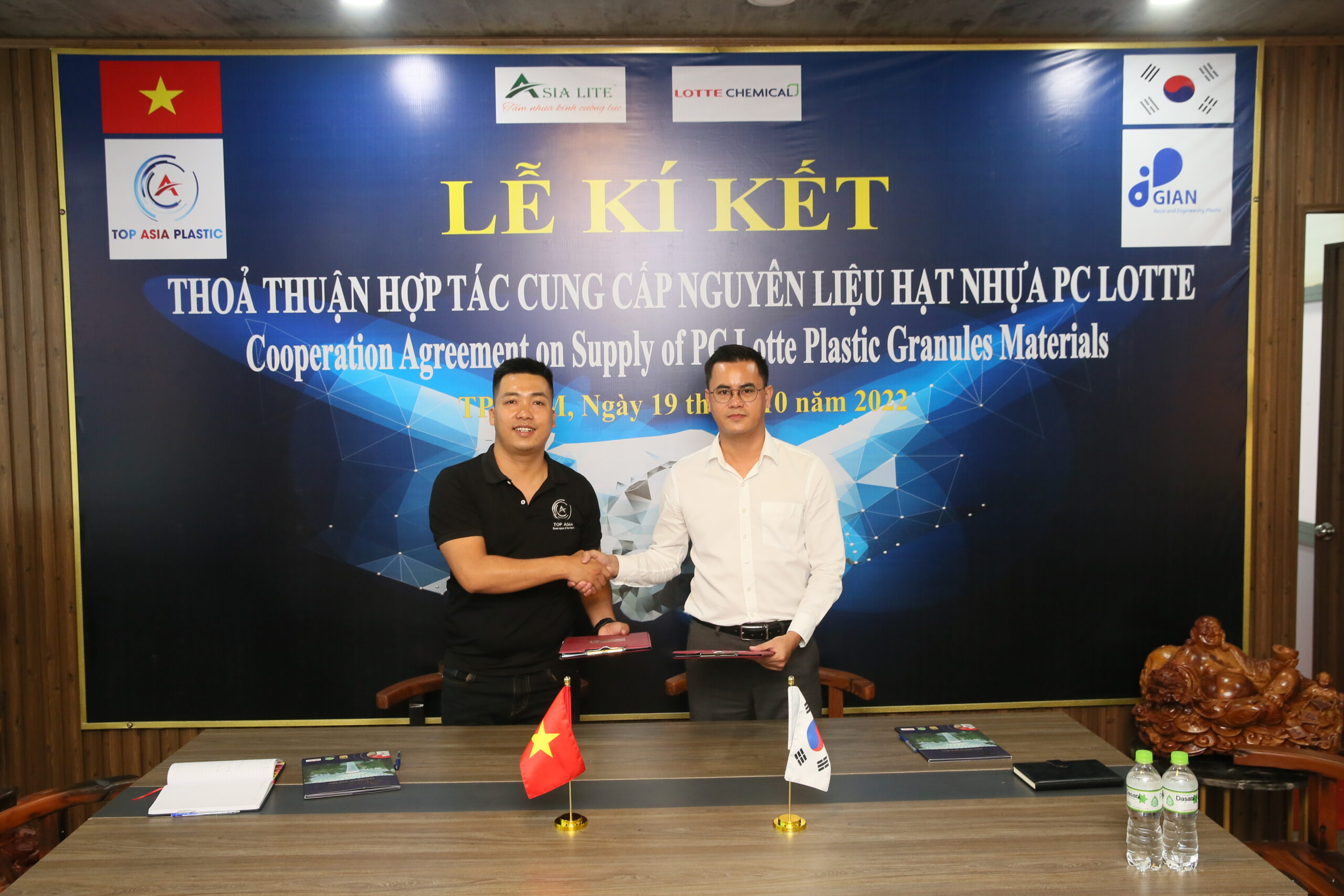 TẤM NHỰA KÍNH CƯỜNG LỰC ASIA LITE - TOP ASIA KÝ THỎA THUẬN HỢP TÁC CHIẾN LƯỢC VỚI CÔNG TY GIAN VINA Ông Nguyễn Hùng Cường và Ông Liam Vu kí bàn giao lô 100 tấn nguyên liệu