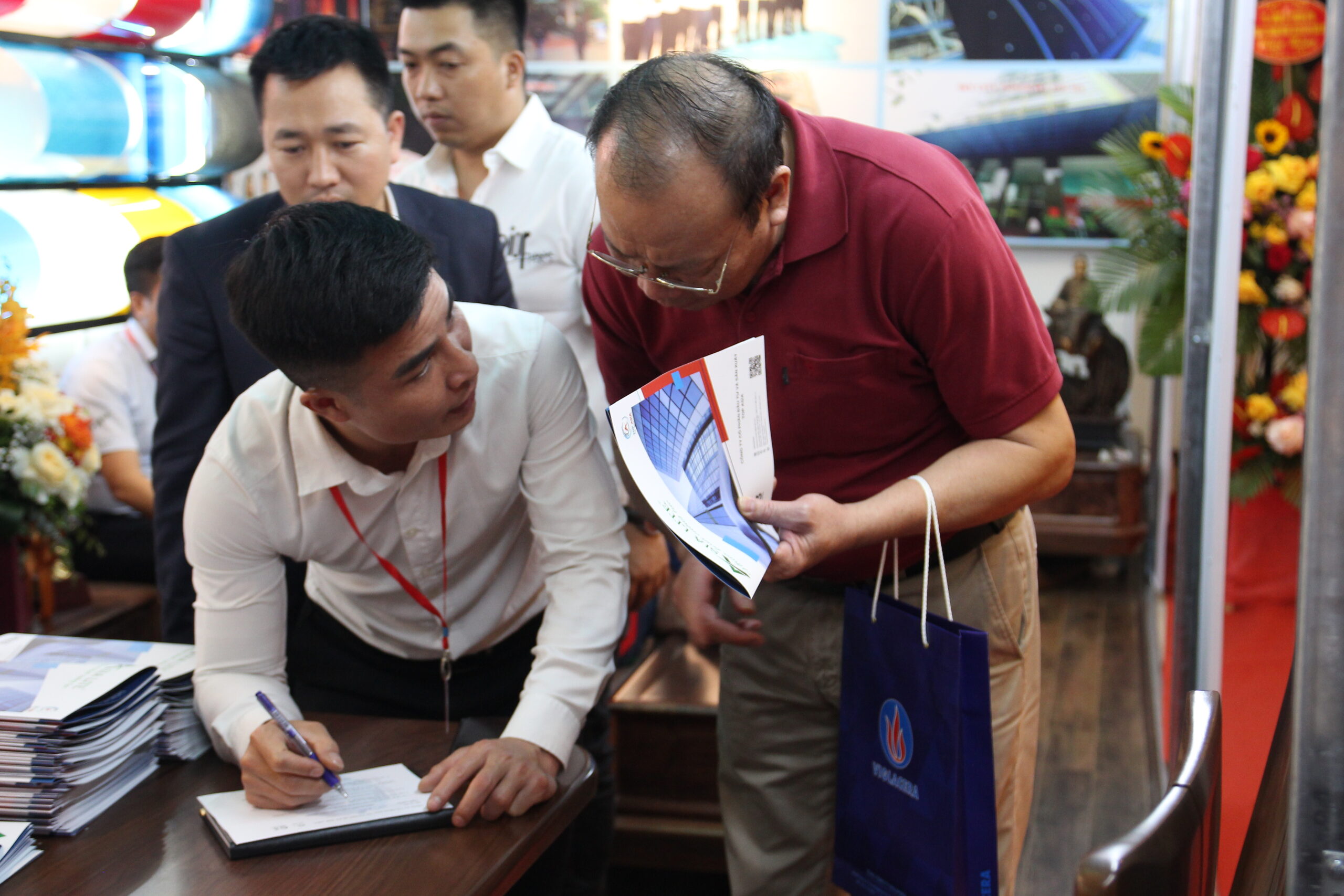 ASIA LITE tại VietBuild Hà Nội 2023: Khẳng định thương hiệu hàng đầu trong lĩnh vực sản xuất và phân phối nhựa kính cường lực Khách hàng quan tâm đến sản phẩm nhựa kính cường lực để lại thông tin liên lạc