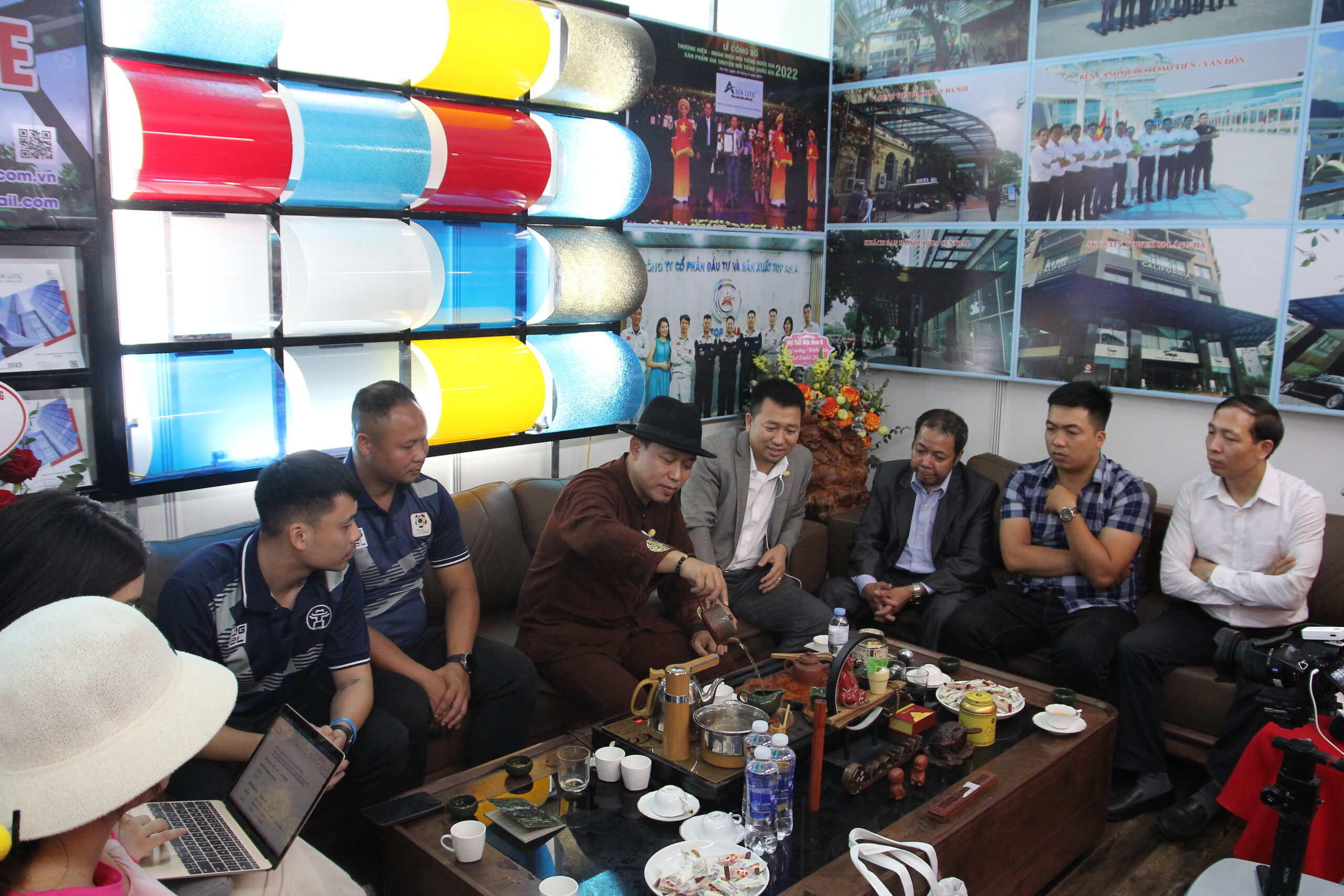 ASIA LITE tại VietBuild Hà Nội 2023: Khẳng định thương hiệu hàng đầu trong lĩnh vực sản xuất và phân phối nhựa kính cường lực Anh Đào Đức Hiếu - CEO Trè Shan Tuyết Suối giàng thăm gian hàng của nhựa kính cường lực ASIA LITE
