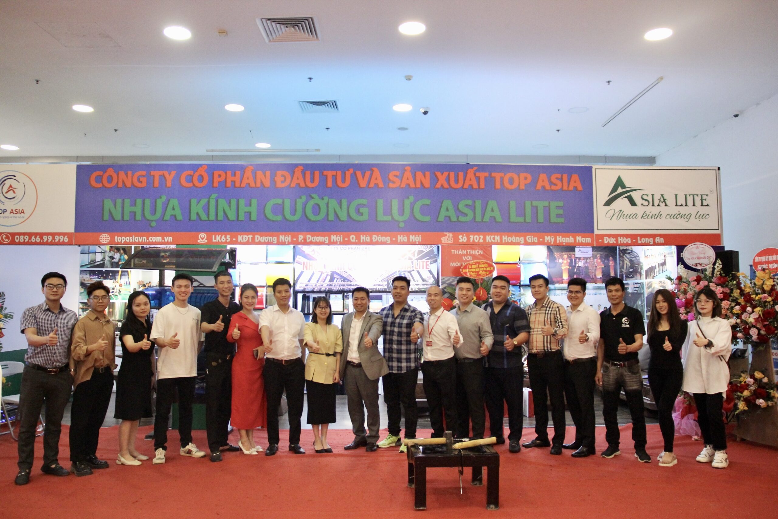 ASIA LITE tại VietBuild Hà Nội 2023: Khẳng định thương hiệu hàng đầu trong lĩnh vực sản xuất và phân phối nhựa kính cường lực BLĐ và toàn thể nhân viên TOP ASIA chụp ảnh lưu niệm