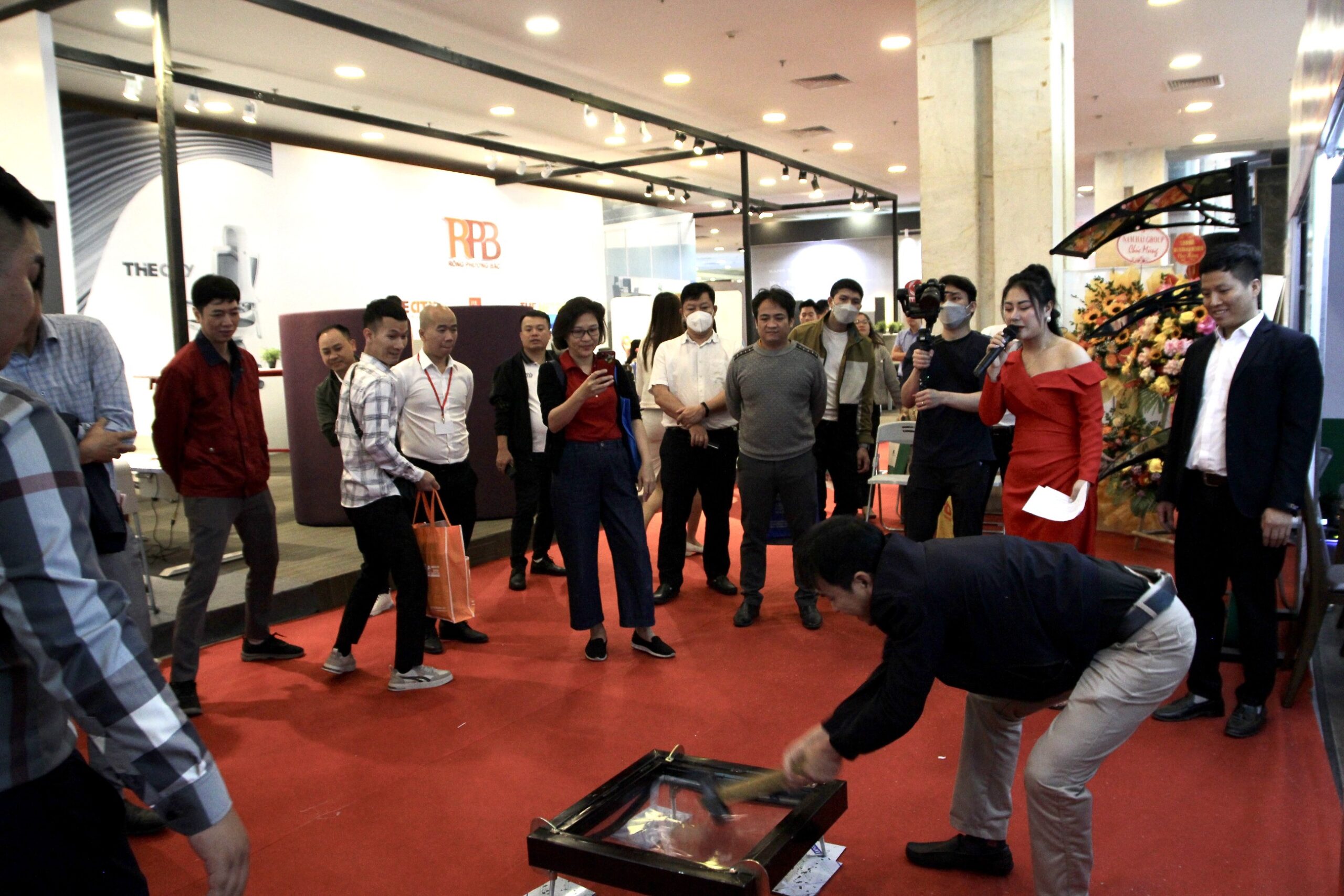 TOP ASIA ĐÃ CÓ MẶT TẠI TRIỂN LÃM VIETBUILD HÀ NỘI 2023 Khách tham quan tham gia minigame " Đập vỡ nhựa kính cường lực , nhận ngay 10.000.000đ