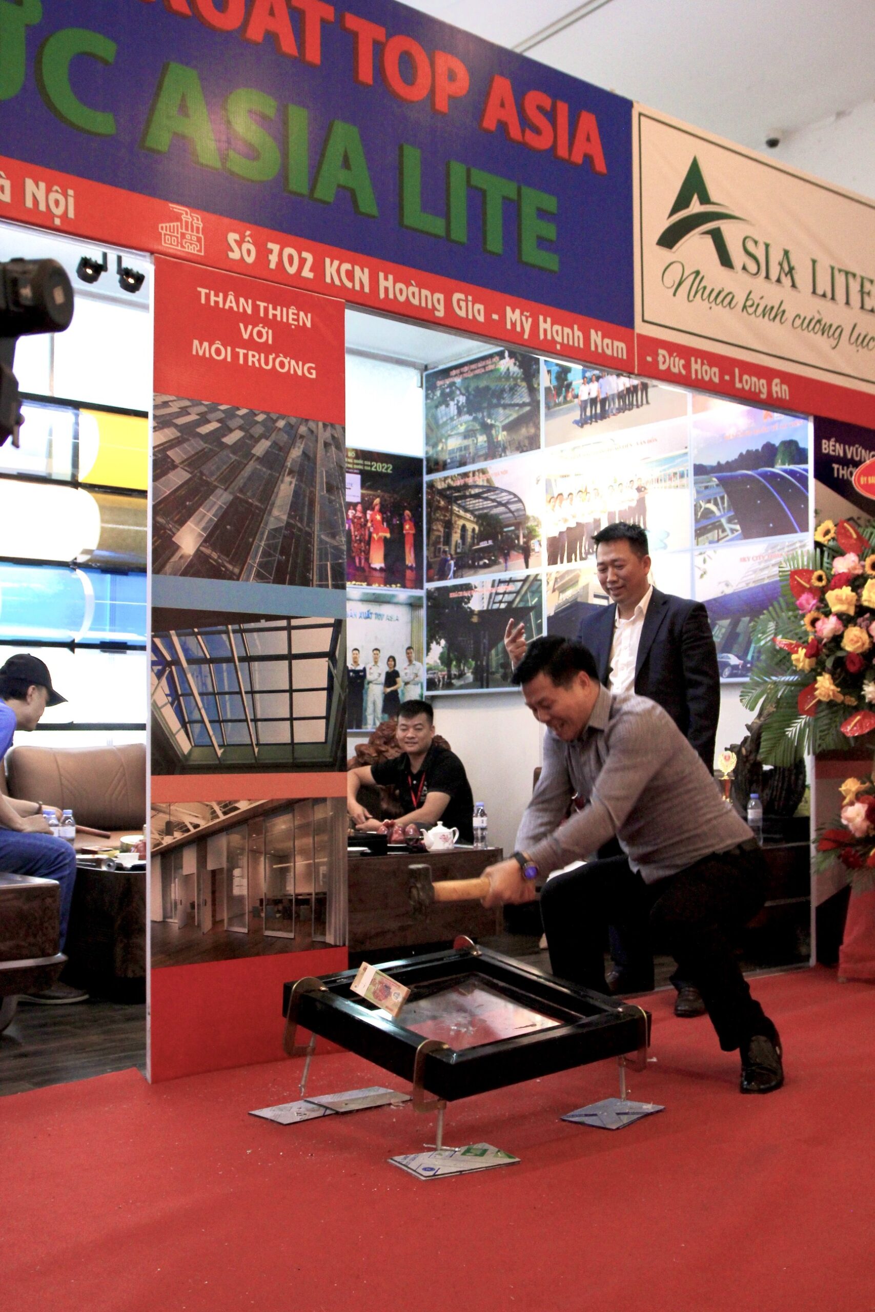 Nhựa kính cường lực Asia Lite | Giải pháp thay thế kính cường lực nứt vỡ trong tình hình nắng nóng hiện nay Nhựa kính cường lực Asia Lite với khả năng chịu lực va đập và biến động nhiệt độ lớn