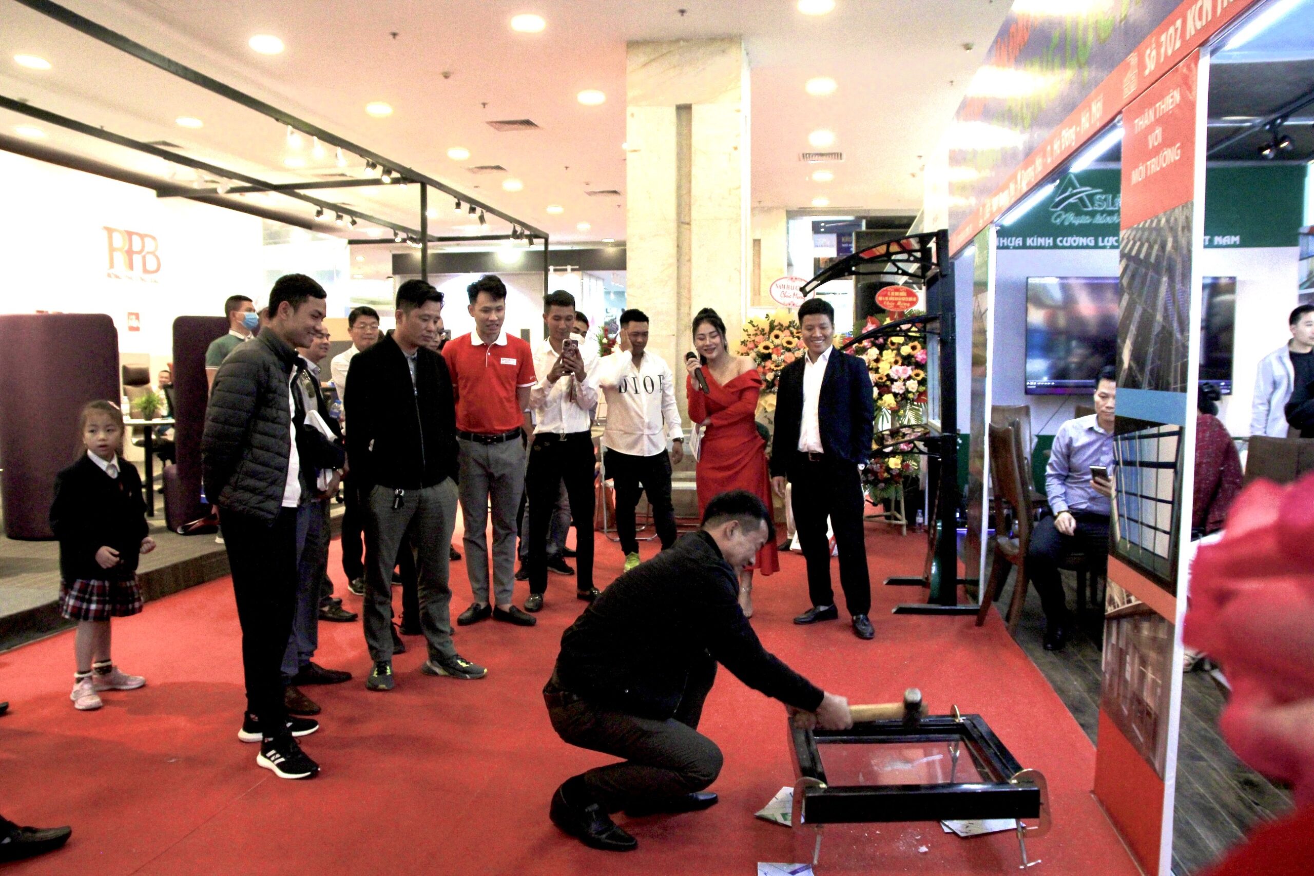 TOP ASIA ĐÃ CÓ MẶT TẠI TRIỂN LÃM VIETBUILD HÀ NỘI 2023 Khách tham quan tham gia minigame " Đập vỡ nhựa kính cường lực , nhận ngay 10.000.000đ
