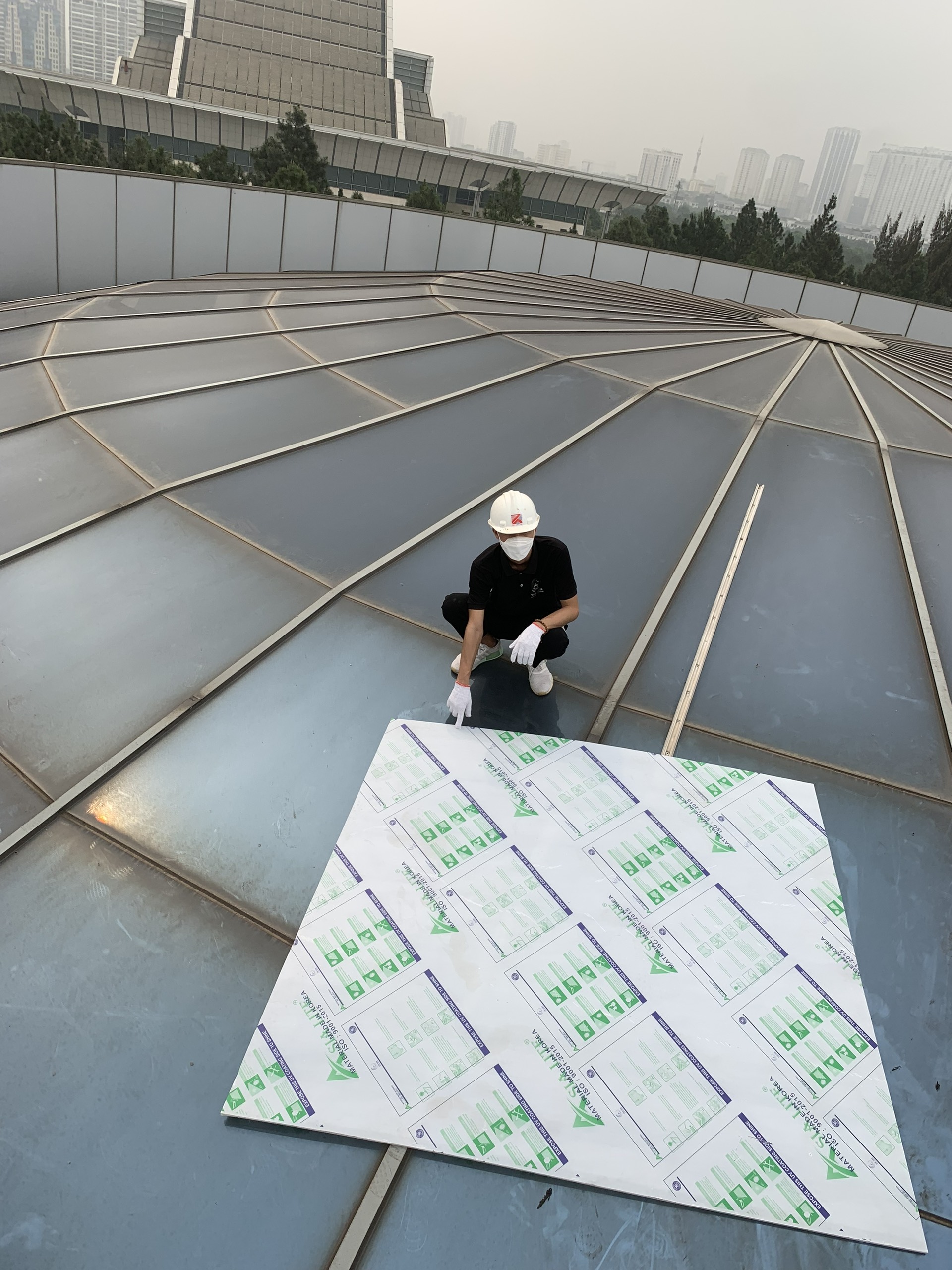 NHỰA KÍNH CƯỜNG LỰC ASIA LITE - GIẢI PHÁP THAY THẾ HOÀN HẢO CHO KÍNH HỘP CƯỜNG LỰC NHÂP KHẨU Cán bộ của Nhựa kính cường lực Asia Lite có mặt tại công trình để giám sát quá trình thi công