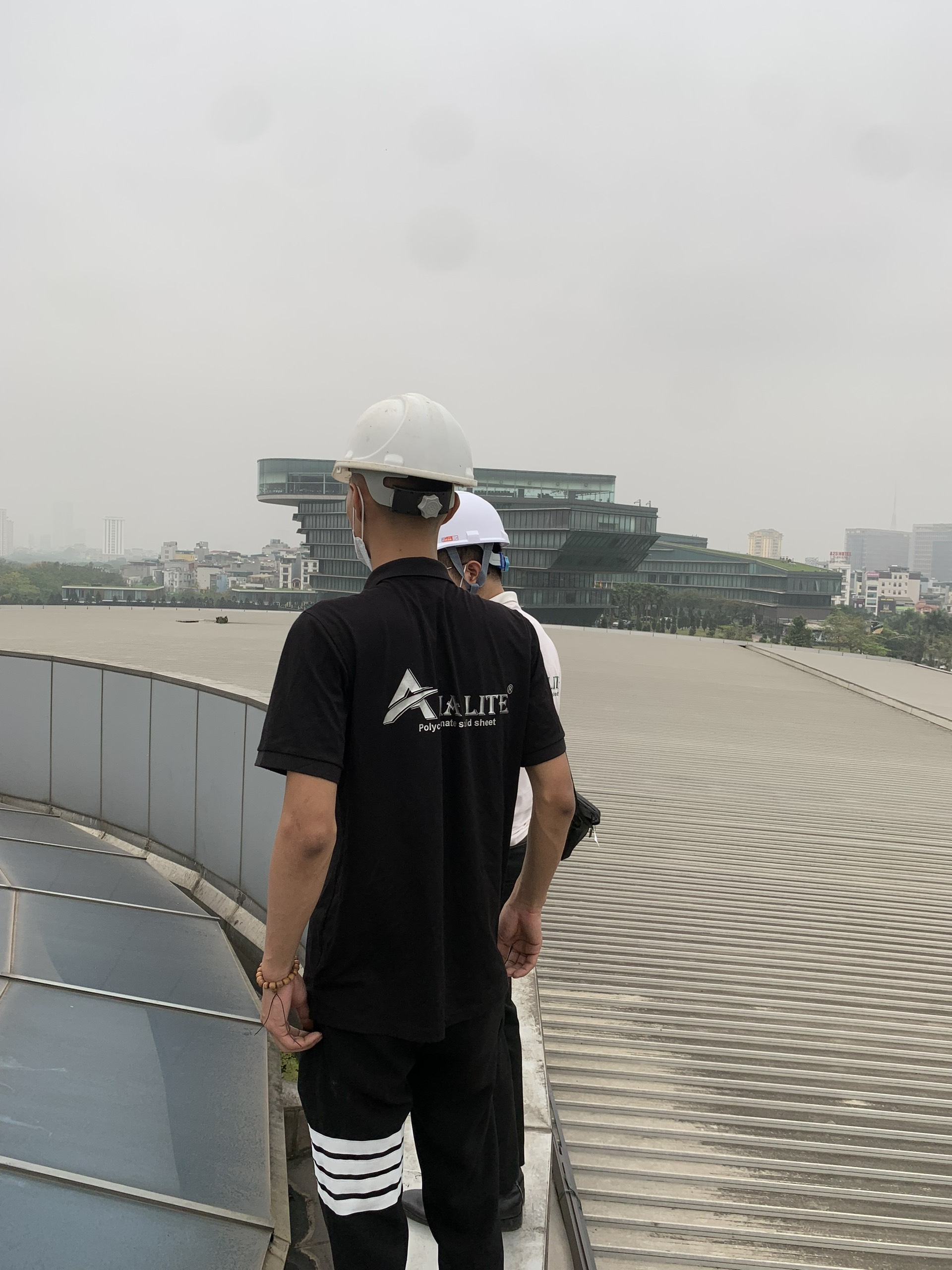 NHỰA KÍNH CƯỜNG LỰC ASIA LITE - GIẢI PHÁP THAY THẾ HOÀN HẢO CHO KÍNH HỘP CƯỜNG LỰC NHÂP KHẨU Cán bộ của Nhựa kính cường lực Asia Lite có mặt tại công trình để giám sát quá trình thi công