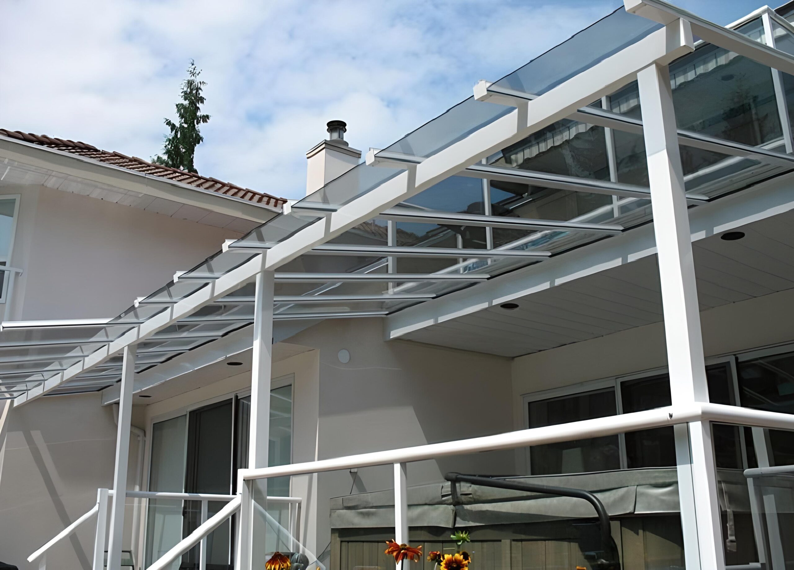 NHỰA KÍNH CƯỜNG LỰC ASIA LITE | TÍNH NĂNG CHỐNG ỒN, CÁCH NHIỆT VÀ CÁC ỨNG DỤNG XÂY DỰNG Nhựa kính cường lực được dùng làm mái che các công trình dân dụng