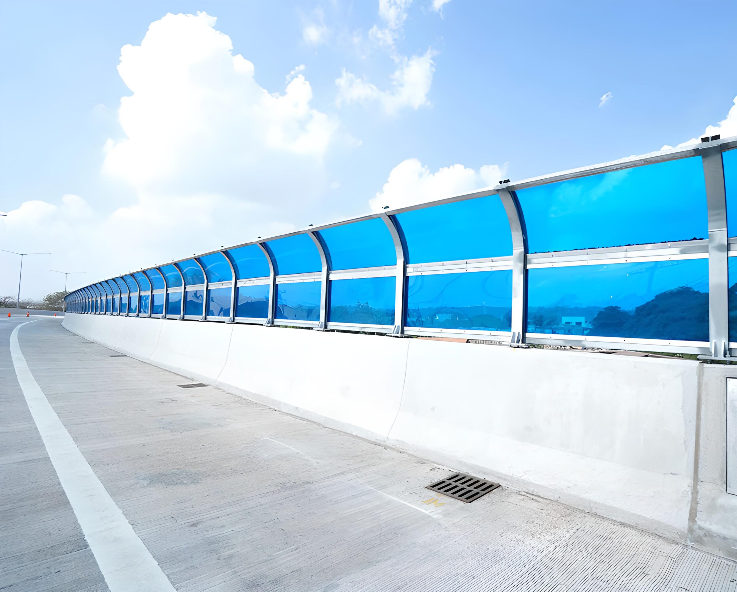 NHỰA KÍNH CƯỜNG LỰC ASIA LITE | TÍNH NĂNG CHỐNG ỒN, CÁCH NHIỆT VÀ CÁC ỨNG DỤNG XÂY DỰNG Nhựa kính cường lực được dùng làm tấm chống đường cao tốc