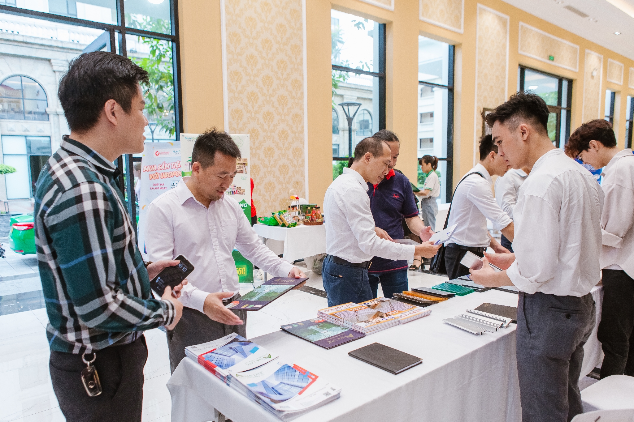 Nhựa kính cường lực Asia Lite | Toạ đàm Triển Vọng kinh tế Việt Nam, cơ hội và thách thức với doanh nghiệp Nhựa kính cường lực Asia Lite trưng bày và giới thiệu sản phẩm tại buổi toạ đàm