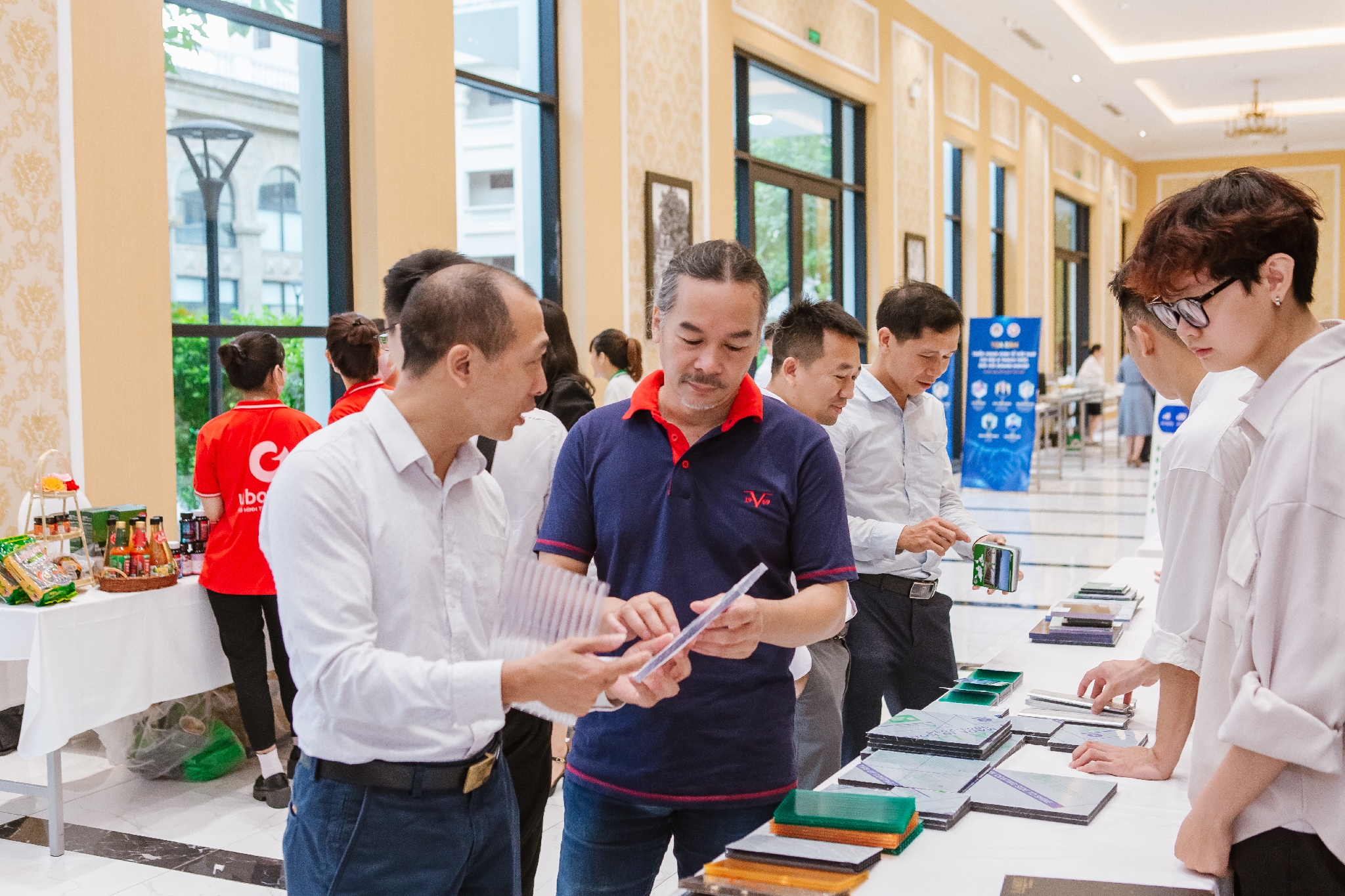 Nhựa kính cường lực Asia Lite | Toạ đàm Triển Vọng kinh tế Việt Nam, cơ hội và thách thức với doanh nghiệp Nhựa kính cường lực Asia Lite trưng bày và giới thiệu sản phẩm tại buổi toạ đàm