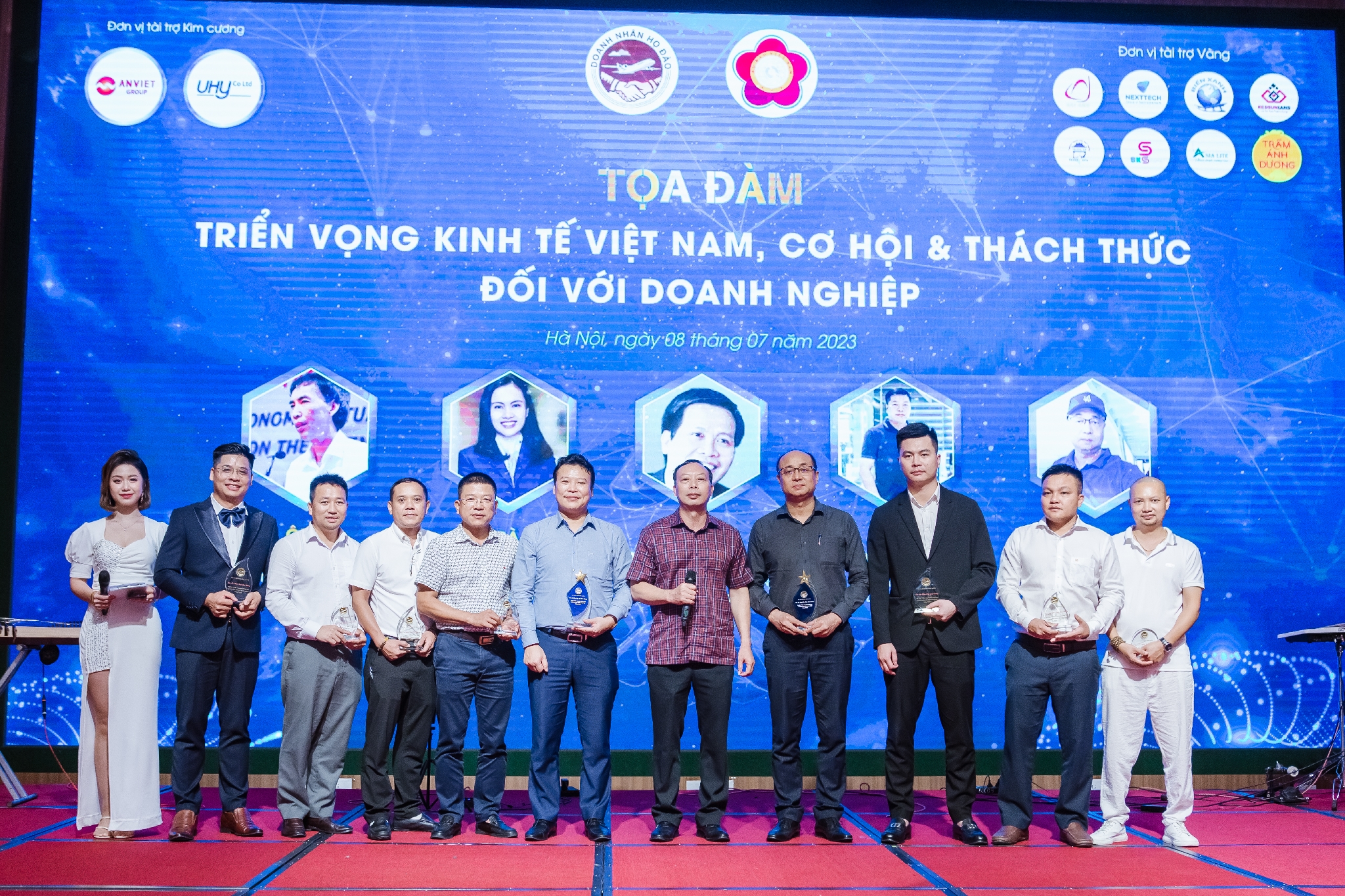 Nhựa kính cường lực Asia Lite | Toạ đàm Triển Vọng kinh tế Việt Nam, cơ hội và thách thức với doanh nghiệp Đại diện Nhựa kính cường lực Asia Lite - Ông Đào Mạnh Cường nhận kỉ niệm chương của chương trình