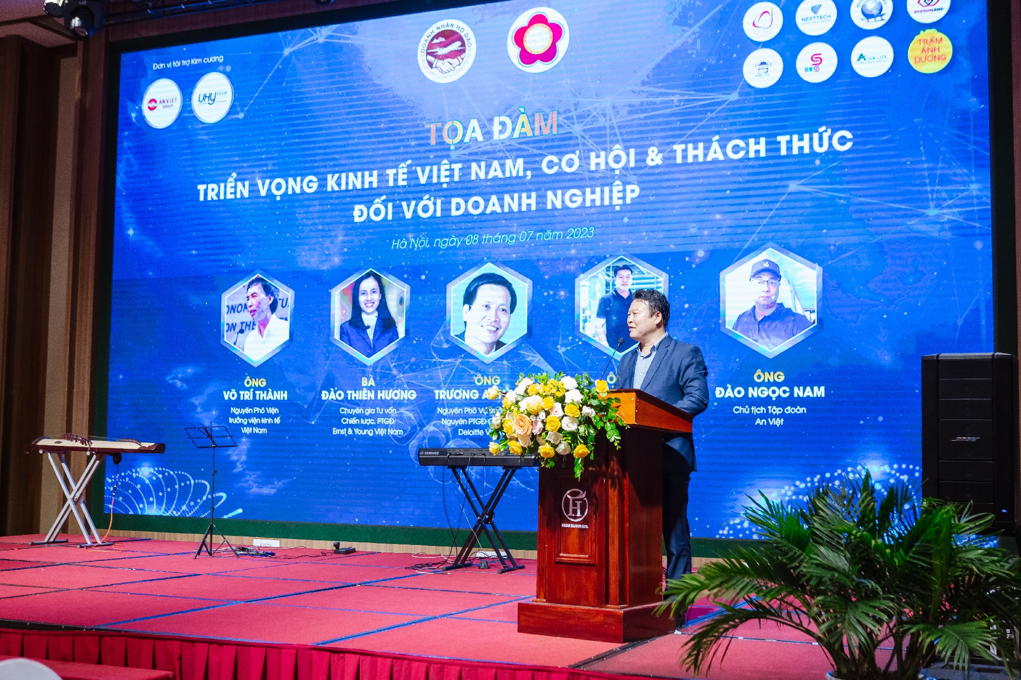 Nhựa kính cường lực Asia Lite | Toạ đàm Triển Vọng kinh tế Việt Nam, cơ hội và thách thức với doanh nghiệp Ông Đào Xuân Dũng - Chủ tịch CLB Doanh Nhân Họ Đào Việt Nam, Chủ tịch công ty TNHH Kiểm toán và Tư Vấn UHY