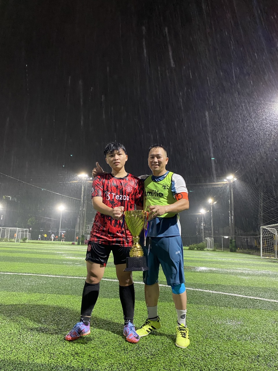 FC TOP ASIA vs FC NHỰA NAM ANH : Trận Thuỷ Chiến Dưới Mưa Chủ tịch Top Asia chụp ảnh cùng thủ môn xuất sắc nhất trận đấu