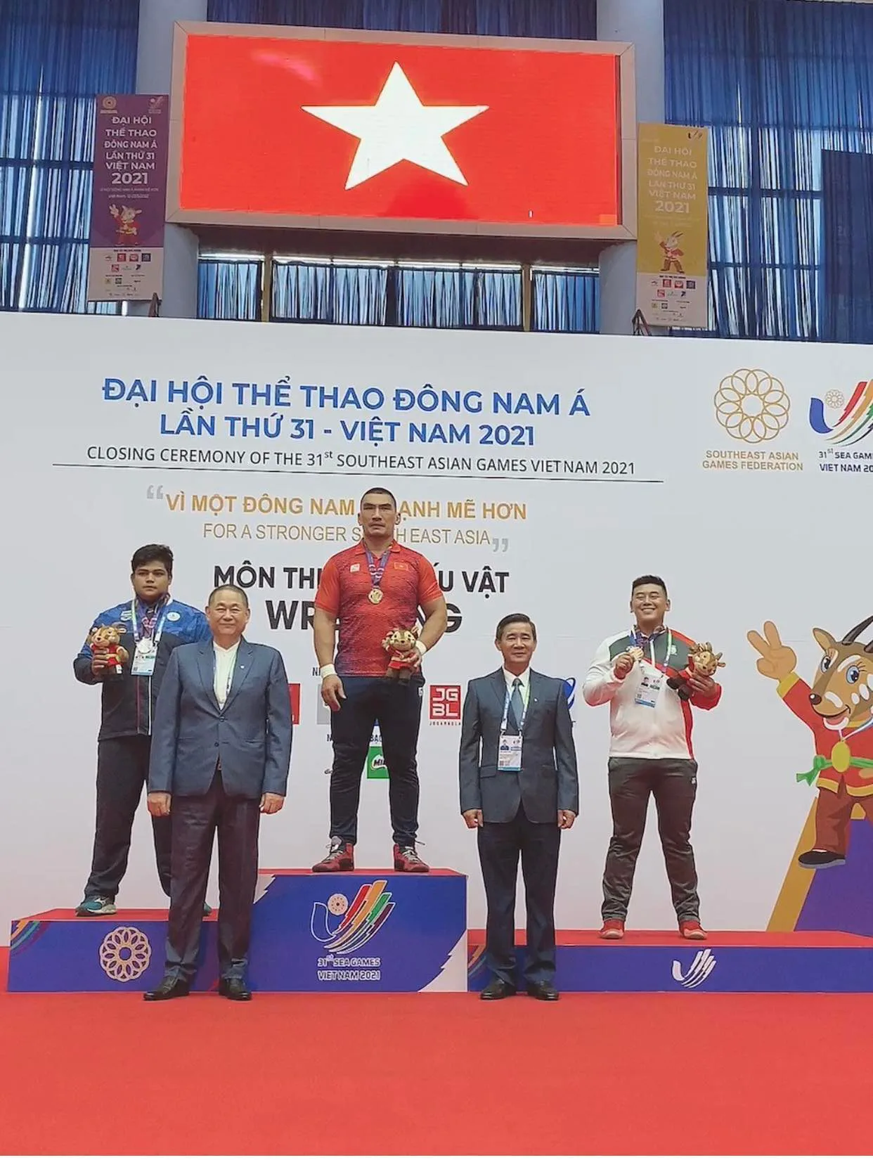 Thử thách đập nhựa kính cường lực Asia Lite và Asia Pearl với Hiếu "khổng lồ" Anh Hiếu "khổng lồ" dành huy chương vàng tại SEA Games 31