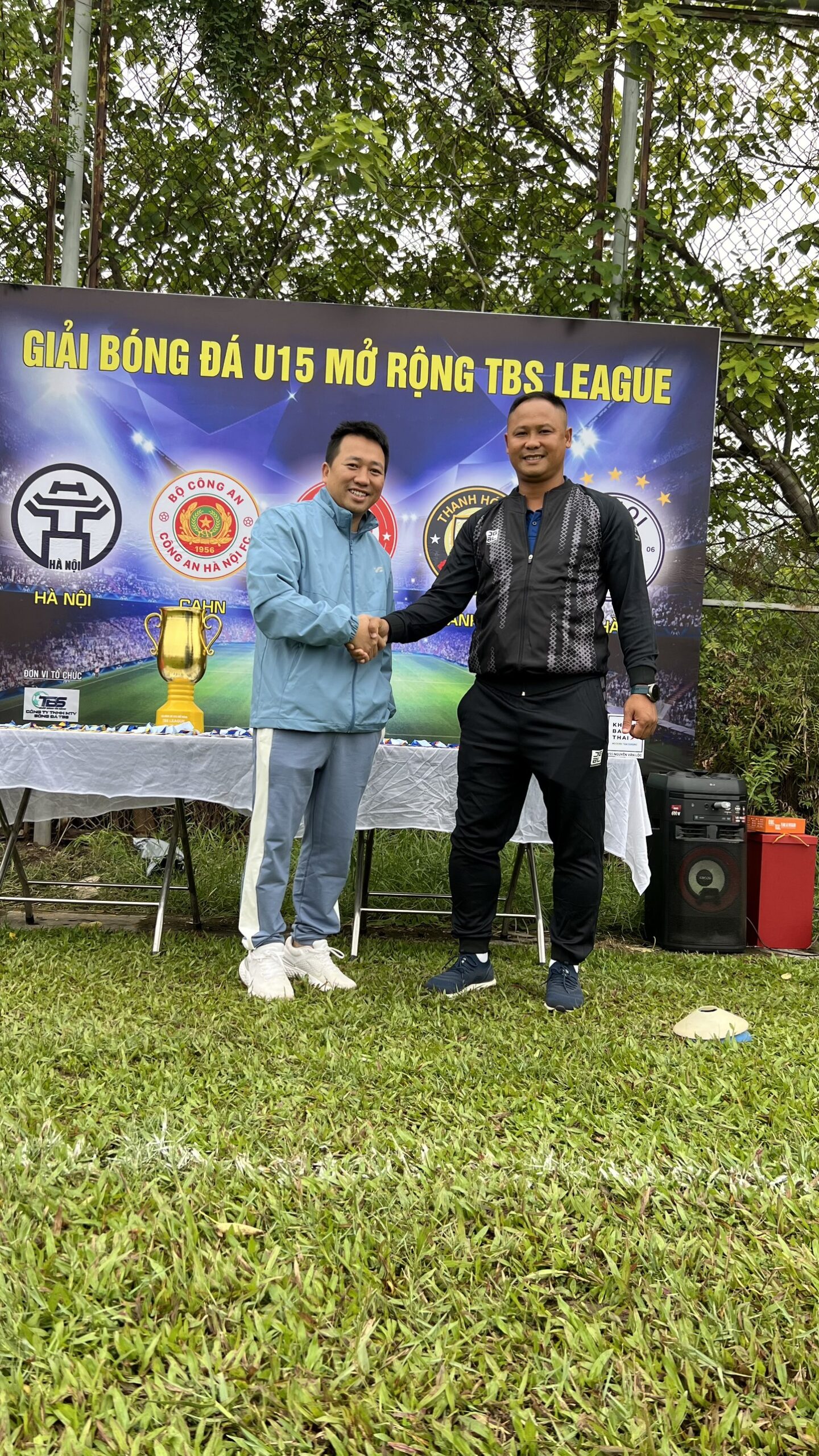 Nhựa Kính Cường Lực Asia Lite – Đồng hành giải bóng đá U15 mở rộng cup TBS League 2023 Ông Đào Mạnh Cường(bên trái) - Chủ tịch HĐQT Nhựa kính cường lực Asia Lite chụp ảnh cùng HLV Tạ Bạch Sơn - Trưởng ban tổ chức