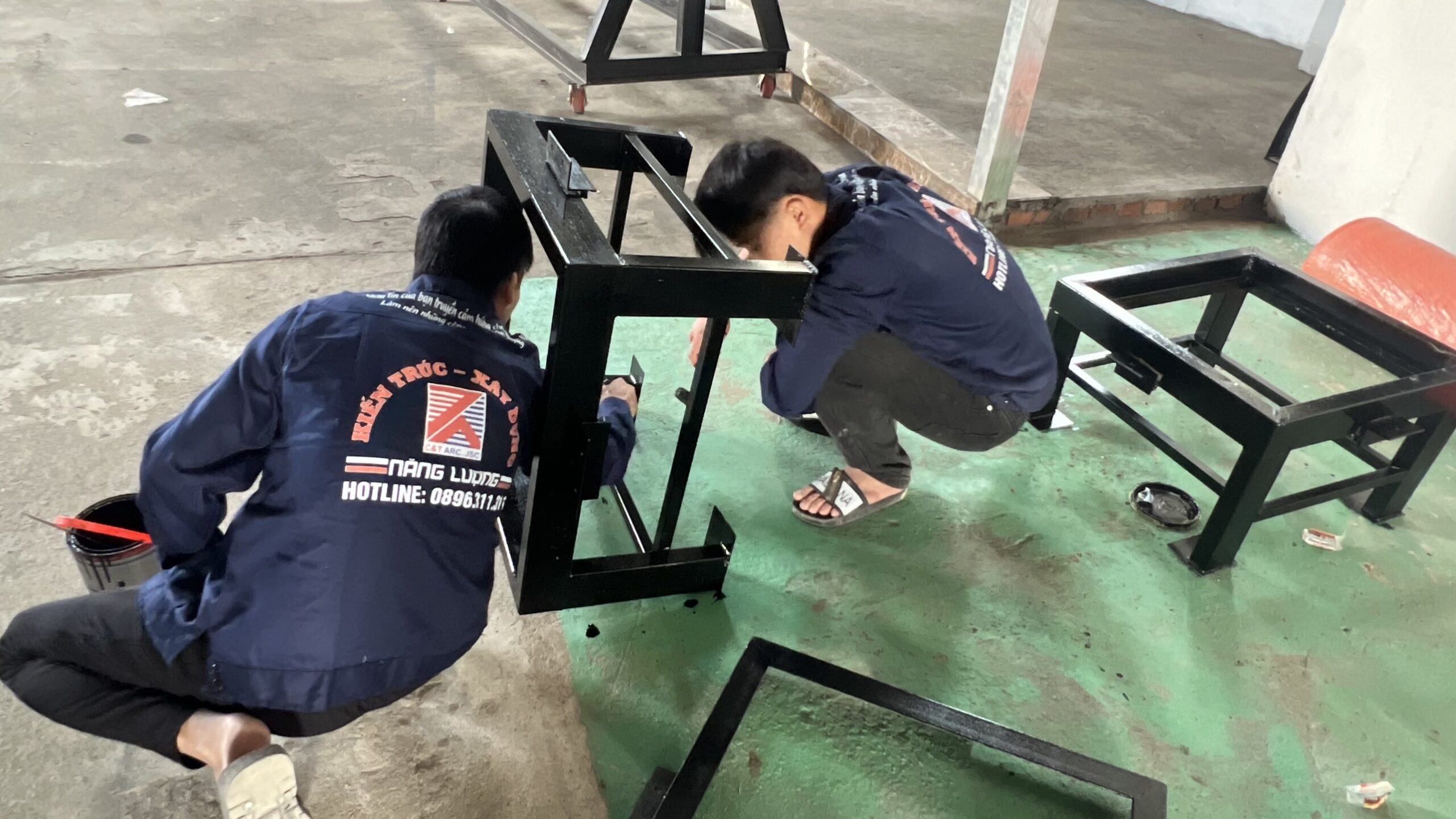 Top Asia và Nerman khẳng định chất lượng sản phẩm với chương trình "Đập vỡ nhựa kính cường lực nhận ngay Iphone 15 Pro Max" Quá trình chuẩn bị "đồ chơi" cho thử thách