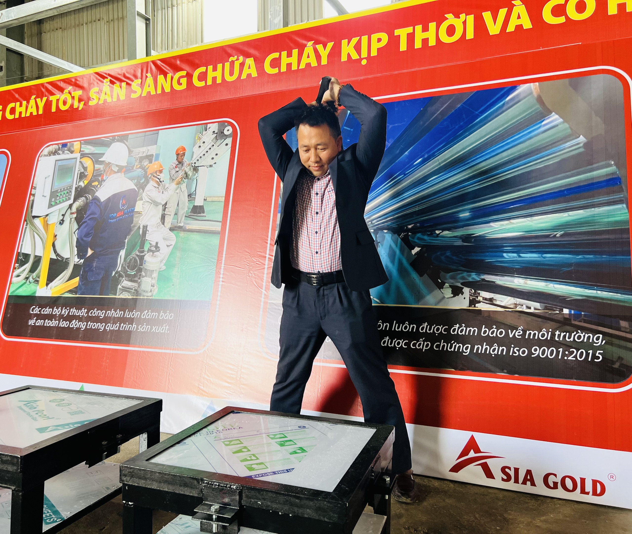 Top Asia và Nerman khẳng định chất lượng sản phẩm với chương trình "Đập vỡ nhựa kính cường lực nhận ngay Iphone 15 Pro Max" Chủ tịch Top Asia - Anh Đào Mạnh Cường test thử "đồ chơi"