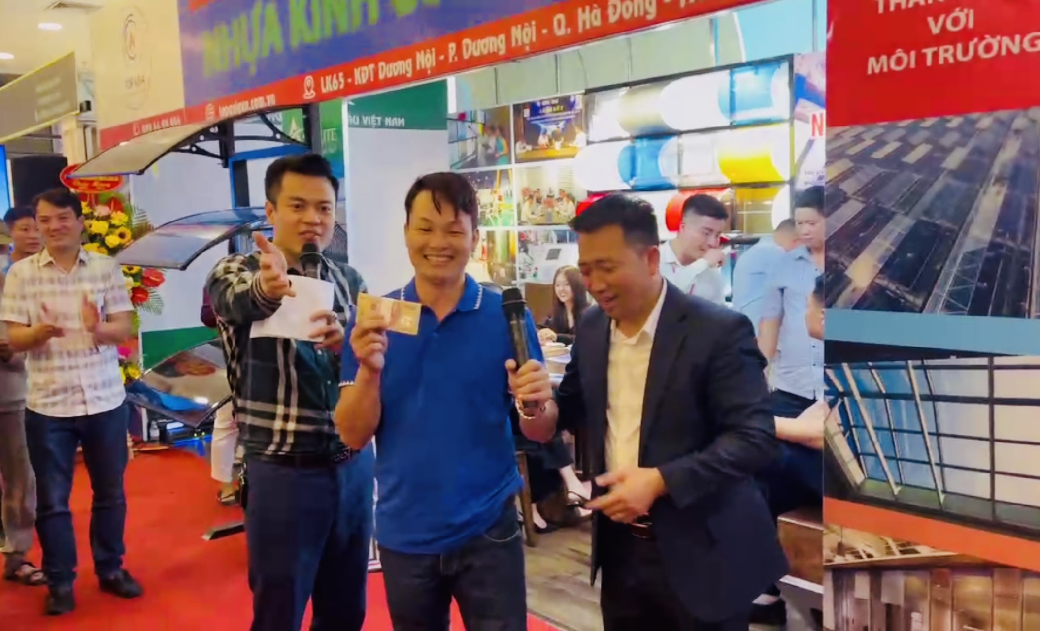 Thử thách đập nhựa kính cường lực Asia Lite và Asia Pearl với Hiếu "khổng lồ" Anh Hiệu đến từ Thanh Hoá đã chiến thắng Nhựa Kính cường lực Asia Lite tại Vietbuild 2023