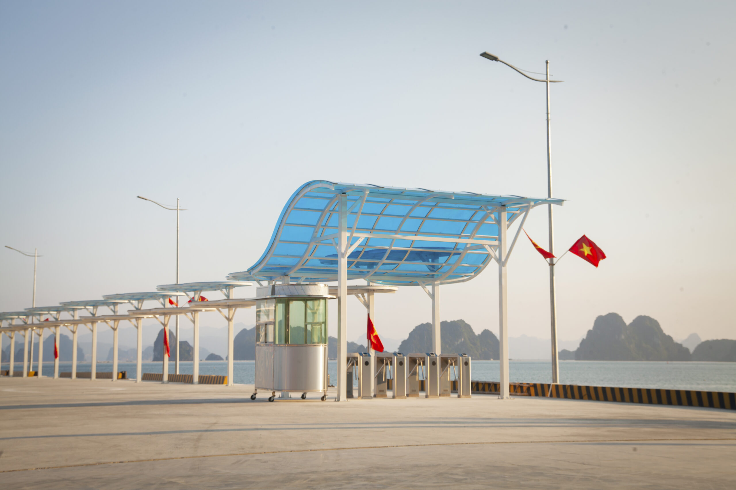 So sánh tấm nhựa cường lực Poly và kính cường lực | Nên chọn loại nào Tấm nhựa cường lực poly Asia Lite được lắp đặt tại cầu cảng bến cảng quốc tế Ao Tiên