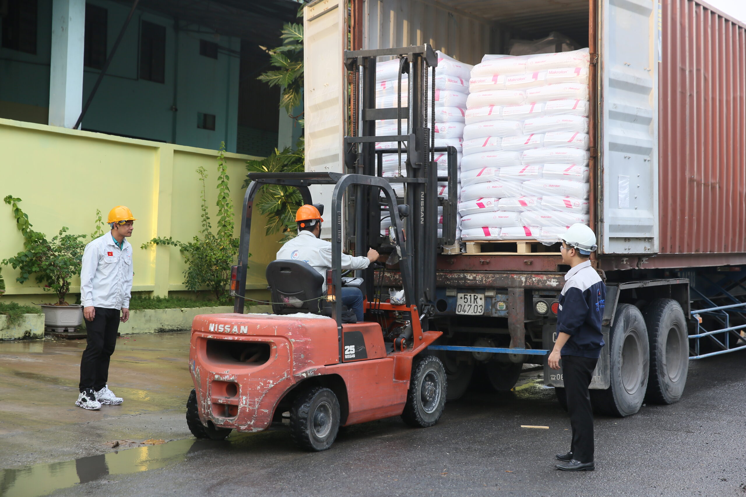 Nguyên Liệu Sản Xuất Tấm Nhựa Lấy Sáng Poly: So Sánh Chi Tiết Bayer, Sabic và Lotte 2024 Nguyên liệu Nhựa nguyên sinh Makrolon - Bayer(Đức) đang được chuyển từ container vào nhà máy