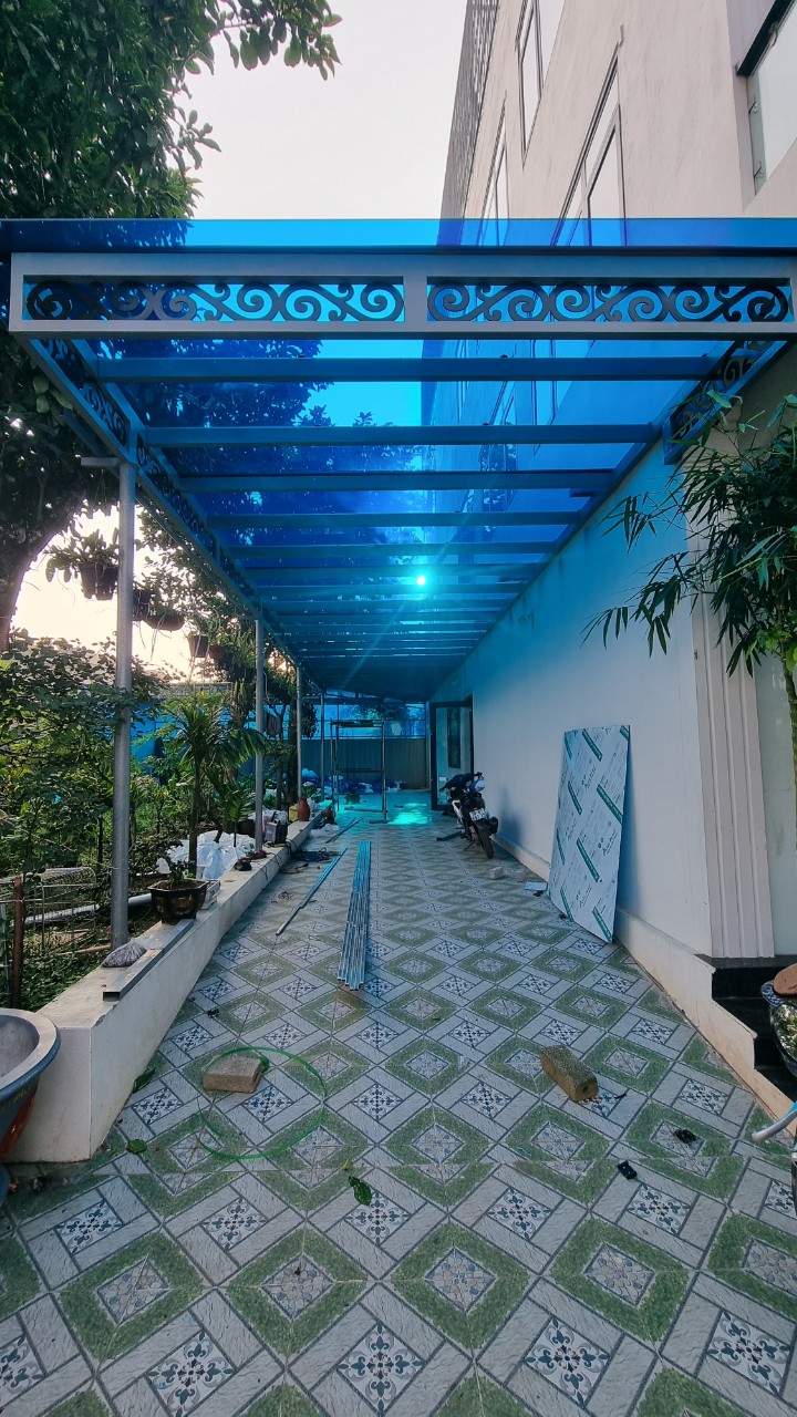 Tấm Nhựa Lấy Sáng Polycarbonate: Ưu Điểm, Ứng Dụng và Mua Ở Đâu 2024? Tấm nhựa polycarbonate đặc ruột làm mái che sân
