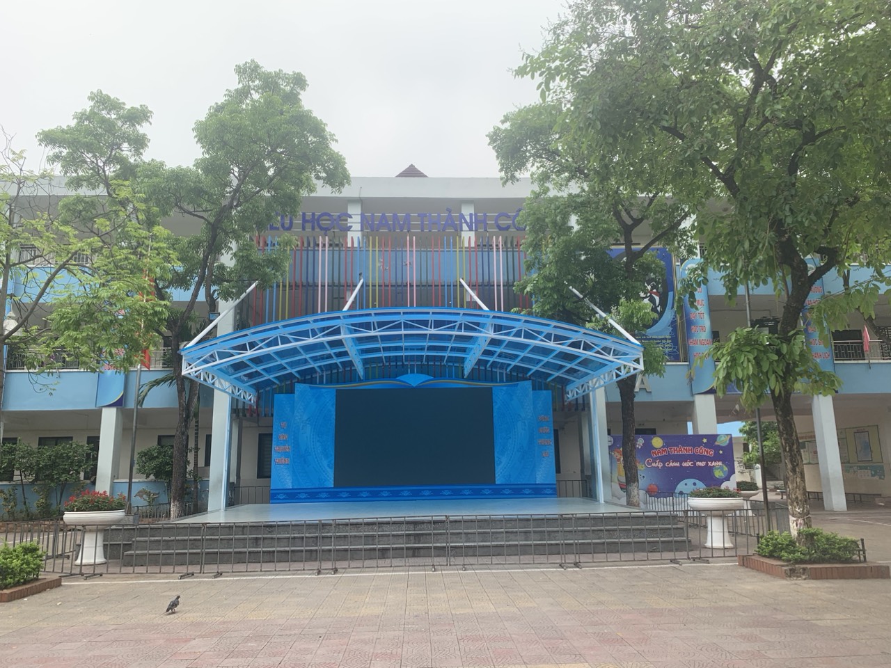 Nhựa kính Poly Top Asia | Hướng dẫn chi tiết cách chọn và thi công tấm nhựa kính Poly Tấm nhựa polycarbonate cường lực Asia Lite được sử dụng làm mái sảnh