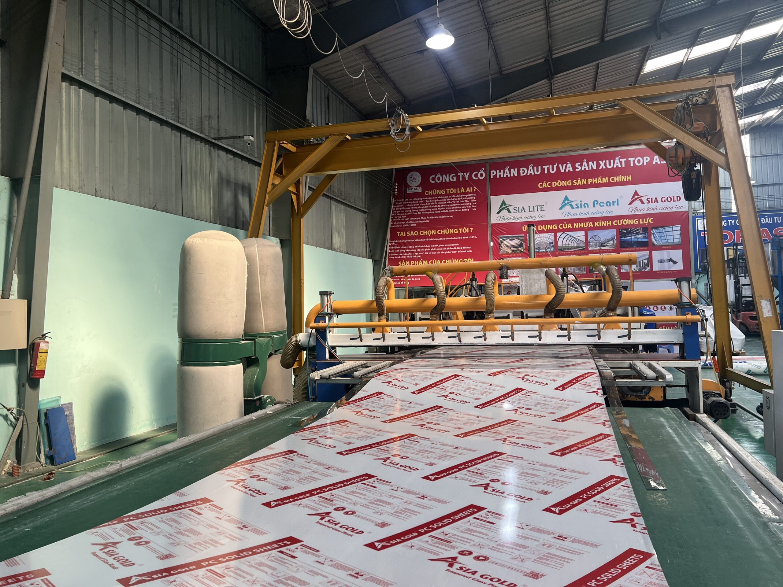 TẤM NHỰA KÍNH POLYCARBONATE CƯỜNG LỰC Top Asia là nhà máy sản xuất nhựa kính polycarbonate cường lực hàng đầu Việt Nam